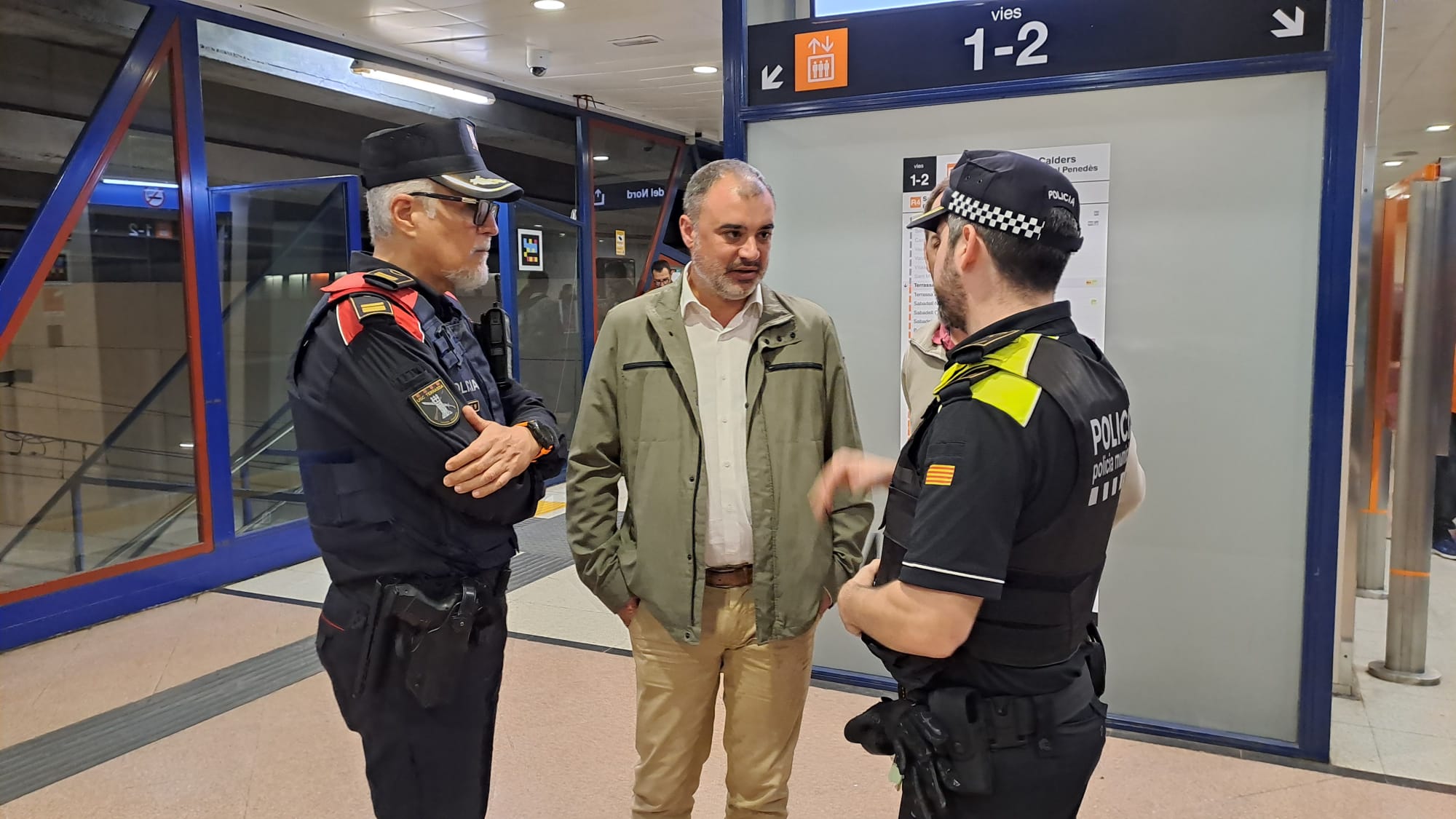 Els Mossos d'Esquadra, amb l'ajut de la Policia Municipal de Terrassa i la Policia Nacional, han desplegat aquest divendres el Pla Kanpai a la ciutat. Aquesta operació té per objectiu combatre la multireincidència delictiva. Un dels punts centrals del dispositiu va ser l'estació del Nord, on els cossos policials van realitzar identificacions i escorcolls | Oriol Manrique