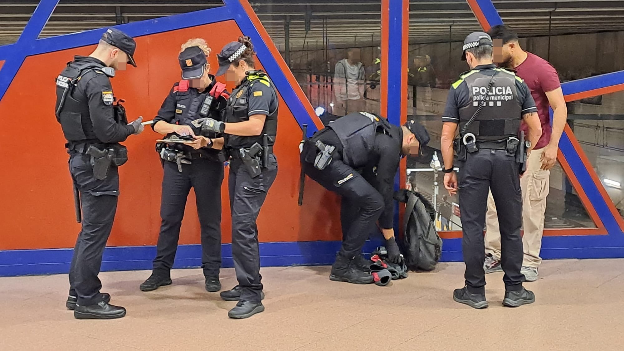 Els Mossos d'Esquadra despleguen el Pla Kanpai a l'estació del Nord de Terrassa | Oriol Manrique
