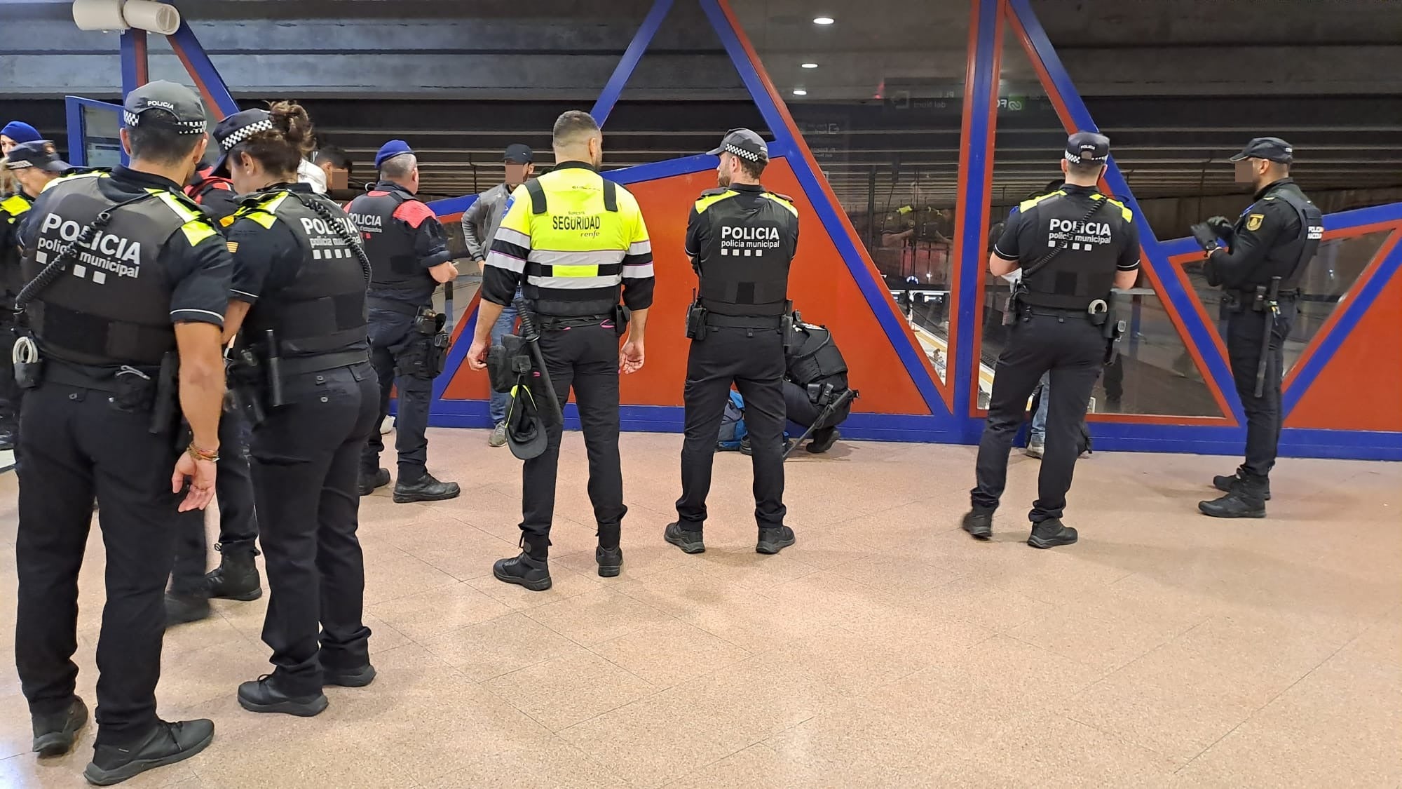 Els Mossos d'Esquadra, amb l'ajut de la Policia Municipal de Terrassa i la Policia Nacional, han desplegat aquest divendres el Pla Kanpai a la ciutat. Aquesta operació té per objectiu combatre la multireincidència delictiva. Un dels punts centrals del dispositiu va ser l'estació del Nord, on els cossos policials van realitzar identificacions i escorcolls | Oriol Manrique
