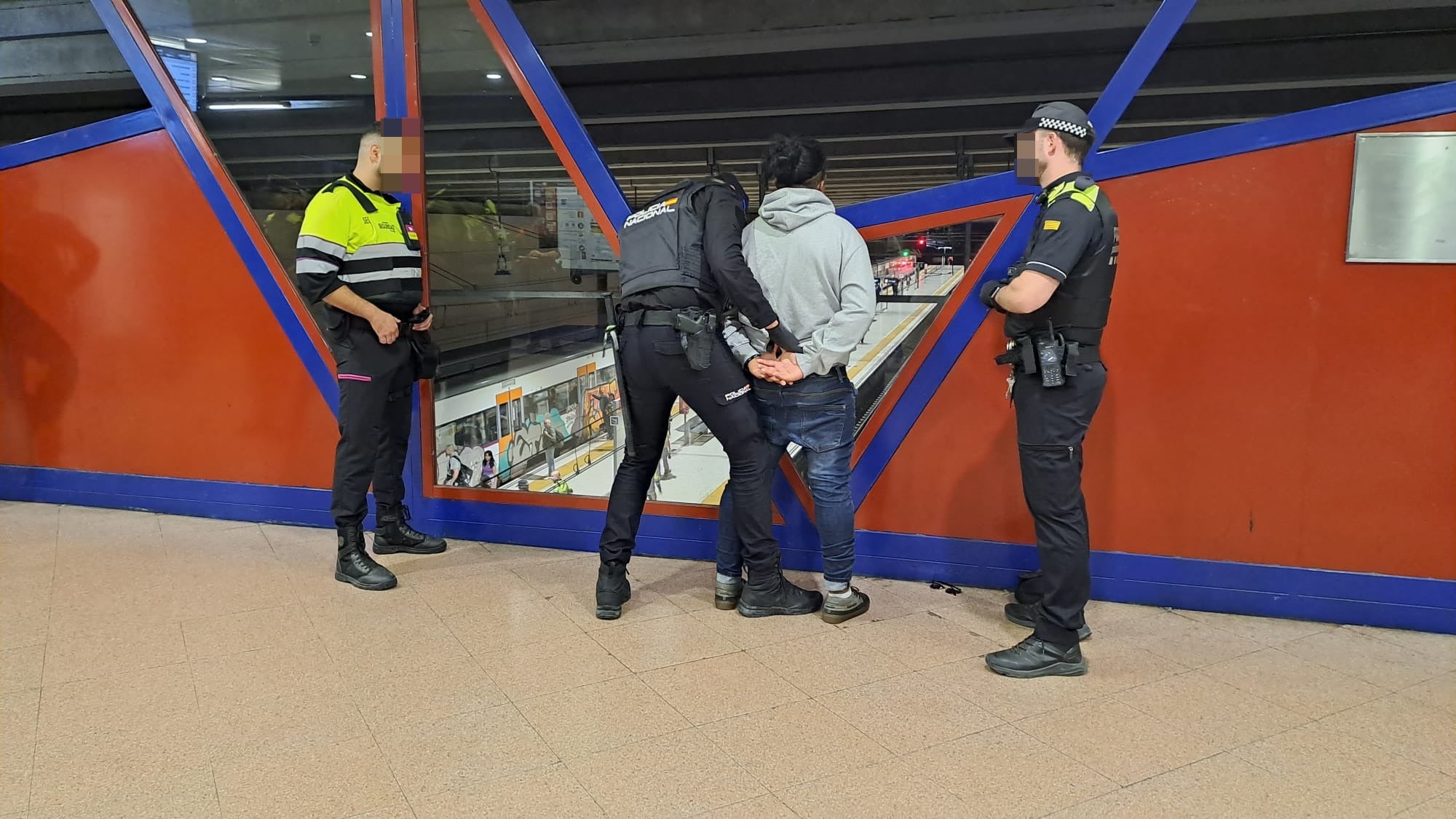 Els Mossos d'Esquadra, amb l'ajut de la Policia Municipal de Terrassa i la Policia Nacional, han desplegat aquest divendres el Pla Kanpai a la ciutat. Aquesta operació té per objectiu combatre la multireincidència delictiva. Un dels punts centrals del dispositiu va ser l'estació del Nord, on els cossos policials van realitzar identificacions i escorcolls | Oriol Manrique