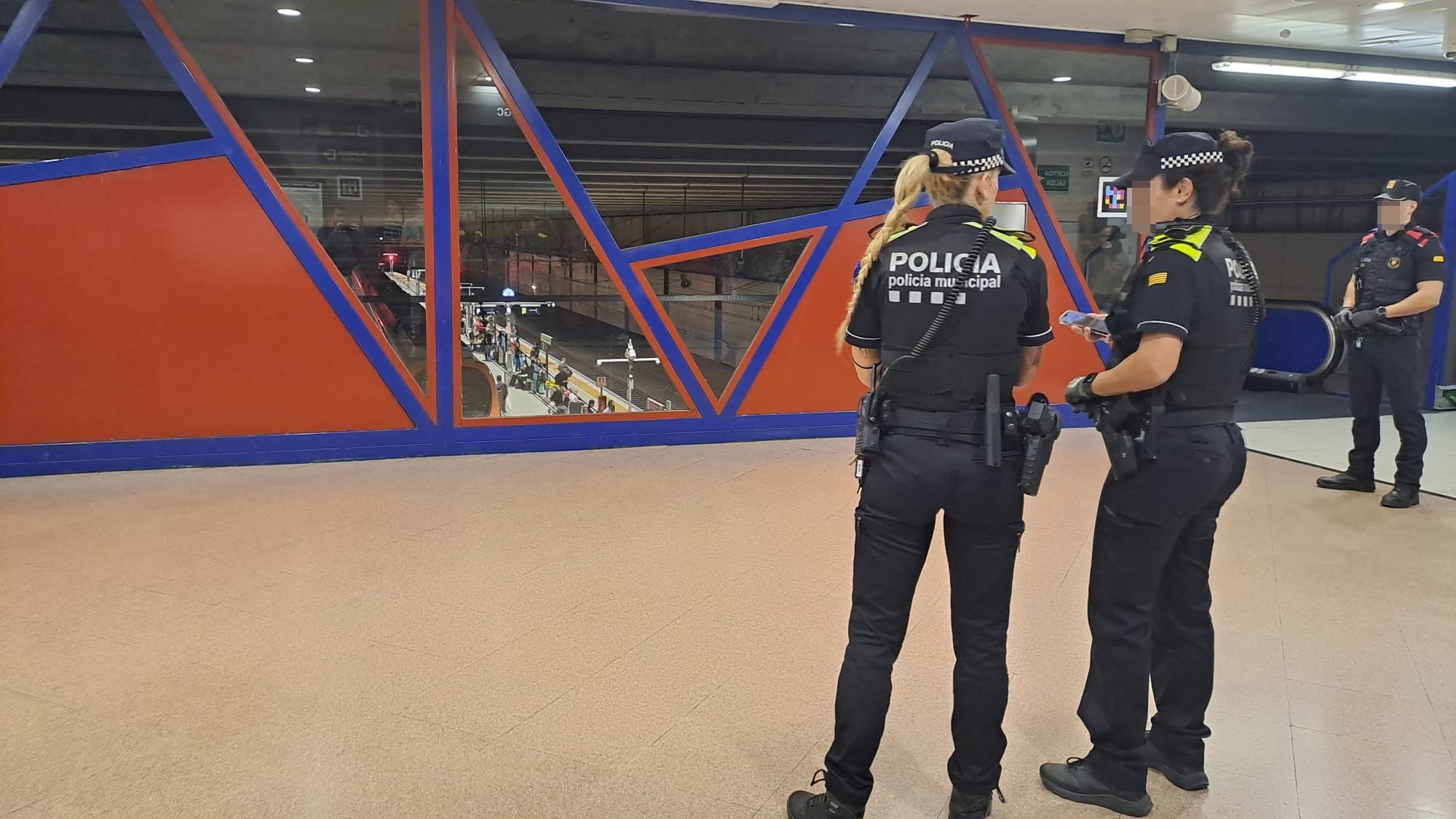 Els Mossos d'Esquadra, amb l'ajut de la Policia Municipal de Terrassa i la Policia Nacional, han desplegat aquest divendres el Pla Kanpai a la ciutat. Aquesta operació té per objectiu combatre la multireincidència delictiva. Un dels punts centrals del dispositiu va ser l'estació del Nord, on els cossos policials van realitzar identificacions i escorcolls | Oriol Manrique