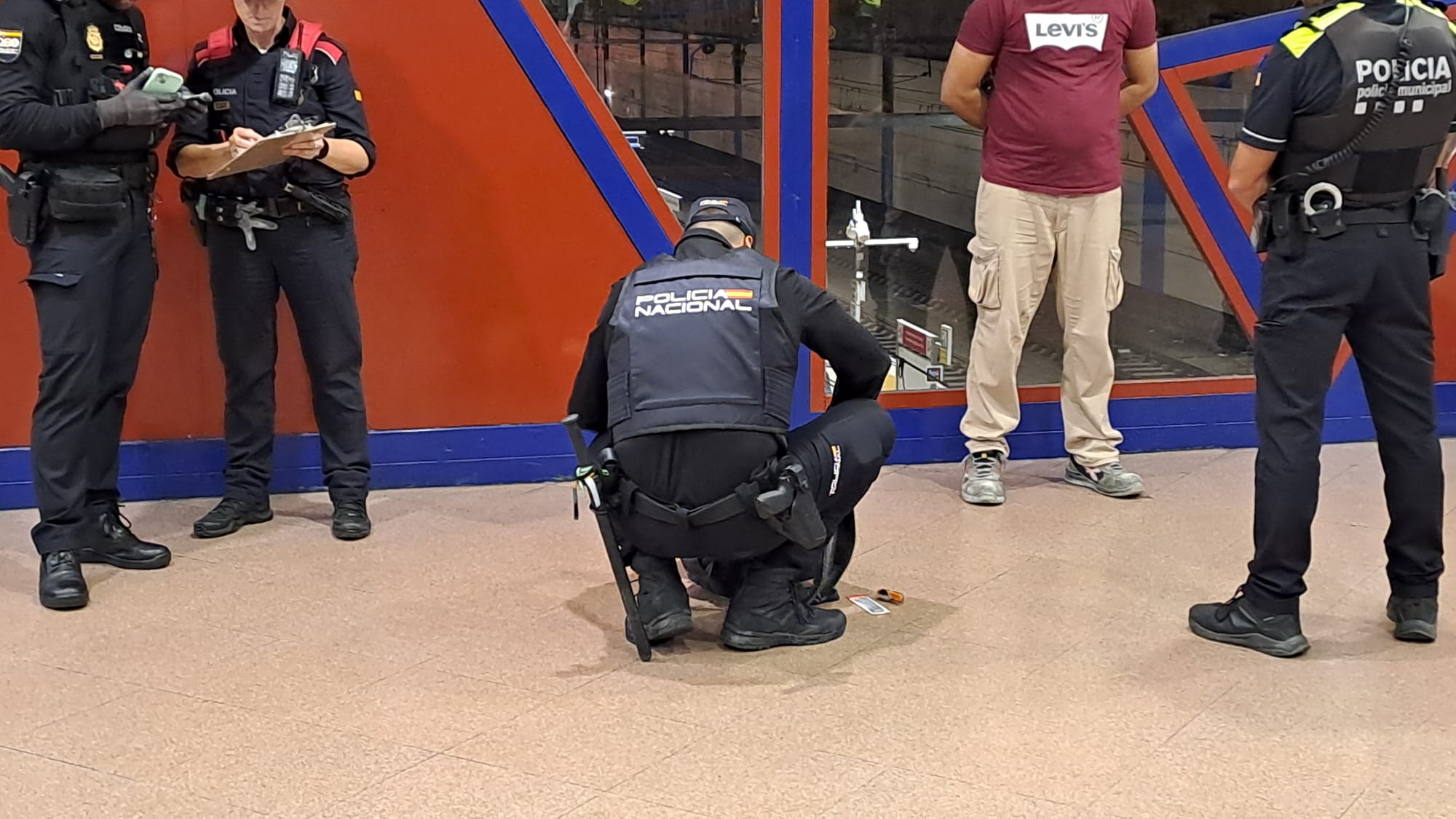 Els Mossos d'Esquadra, amb l'ajut de la Policia Municipal de Terrassa i la Policia Nacional, han desplegat aquest divendres el Pla Kanpai a la ciutat. Aquesta operació té per objectiu combatre la multireincidència delictiva. Un dels punts centrals del dispositiu va ser l'estació del Nord, on els cossos policials van realitzar identificacions i escorcolls | Oriol Manrique