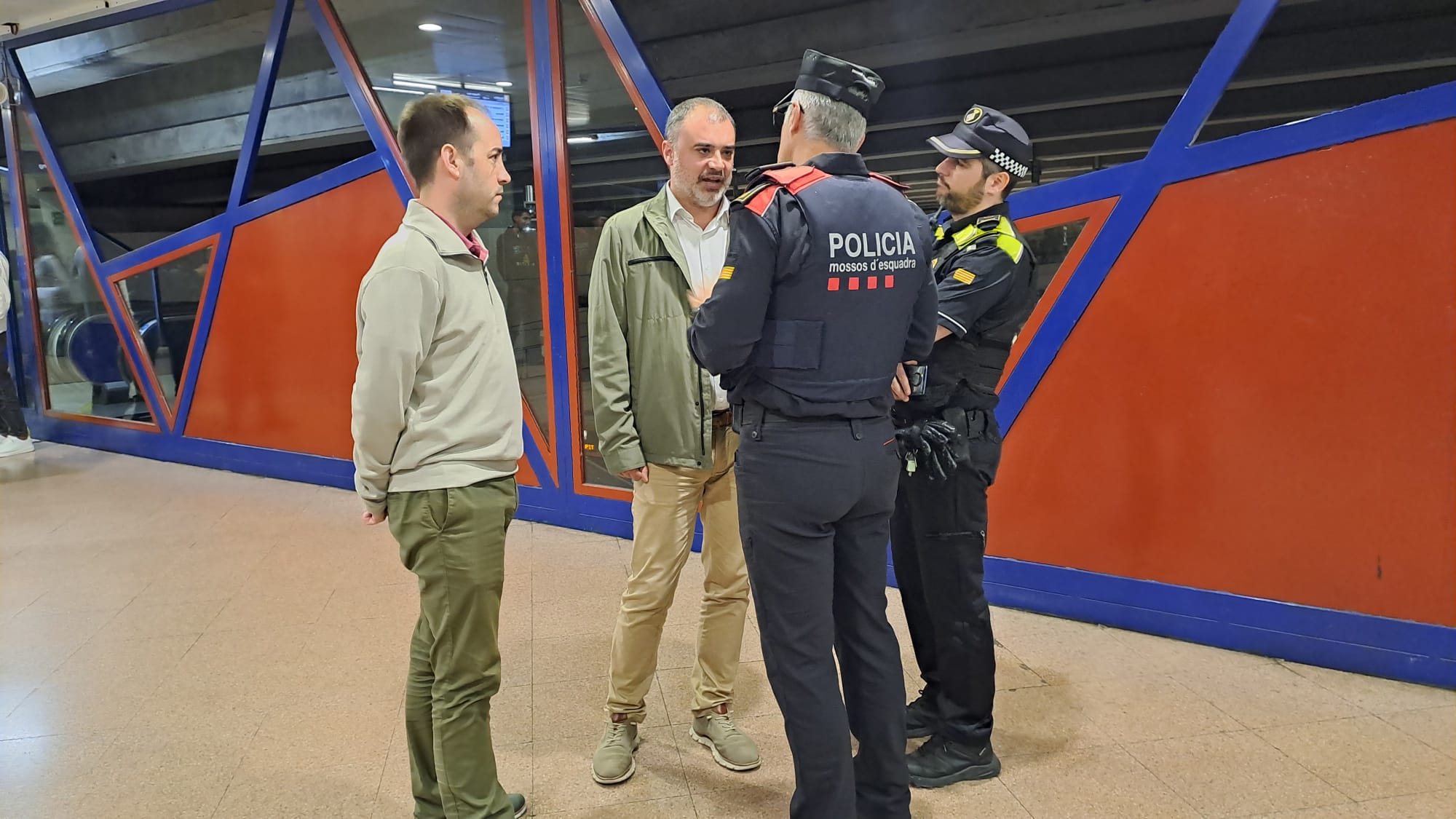 Els Mossos d'Esquadra, amb l'ajut de la Policia Municipal de Terrassa i la Policia Nacional, han desplegat aquest divendres el Pla Kanpai a la ciutat. Aquesta operació té per objectiu combatre la multireincidència delictiva. Un dels punts centrals del dispositiu va ser l'estació del Nord, on els cossos policials van realitzar identificacions i escorcolls | Oriol Manrique