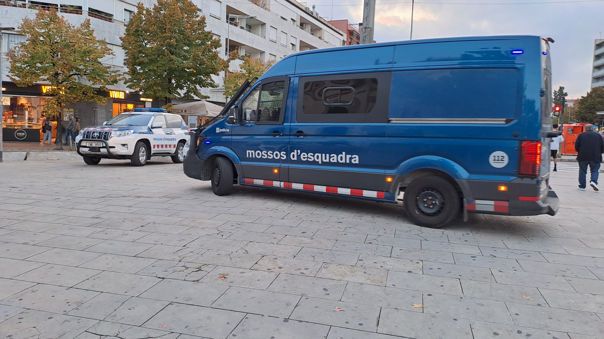 Els Mossos d'Esquadra, amb l'ajut de la Policia Municipal de Terrassa i la Policia Nacional, han desplegat aquest divendres el Pla Kanpai a la ciutat. Aquesta operació té per objectiu combatre la multireincidència delictiva. Un dels punts centrals del dispositiu va ser l'estació del Nord, on els cossos policials van realitzar identificacions i escorcolls | Oriol Manrique