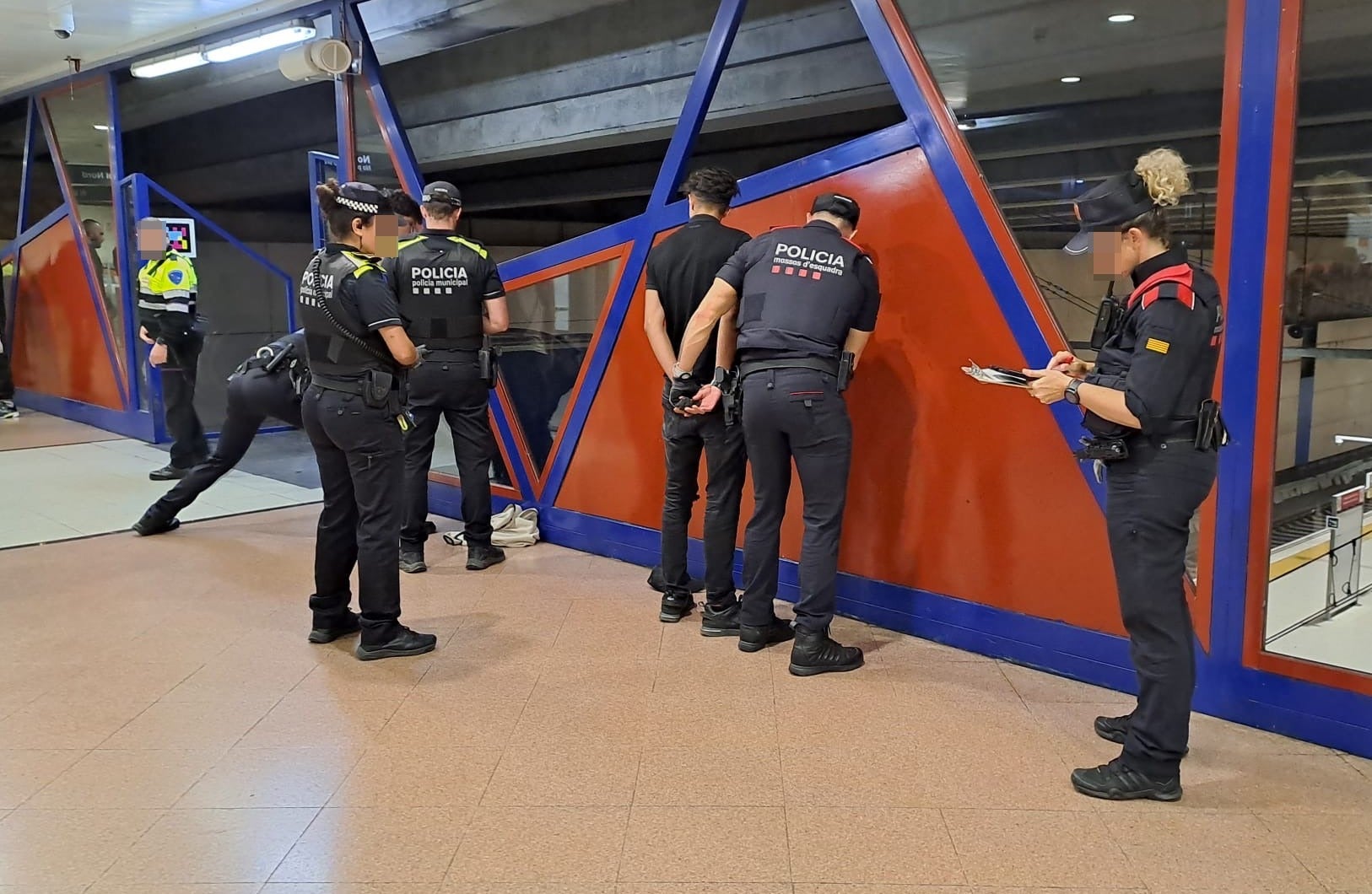 Els Mossos d'Esquadra, amb l'ajut de la Policia Municipal de Terrassa i la Policia Nacional, han desplegat aquest divendres el Pla Kanpai a la ciutat. Aquesta operació té per objectiu combatre la multireincidència delictiva. Un dels punts centrals del dispositiu va ser l'estació del Nord, on els cossos policials van realitzar identificacions i escorcolls | Oriol Manrique