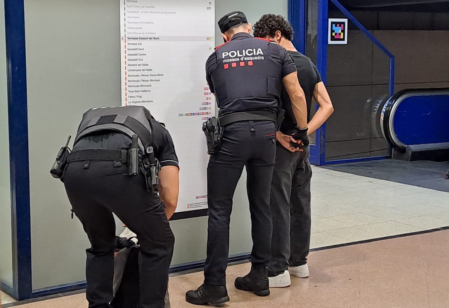Els Mossos d'Esquadra, amb l'ajut de la Policia Municipal de Terrassa i la Policia Nacional, han desplegat aquest divendres el Pla Kanpai a la ciutat. Aquesta operació té per objectiu combatre la multireincidència delictiva. Un dels punts centrals del dispositiu va ser l'estació del Nord, on els cossos policials van realitzar identificacions i escorcolls | Oriol Manrique