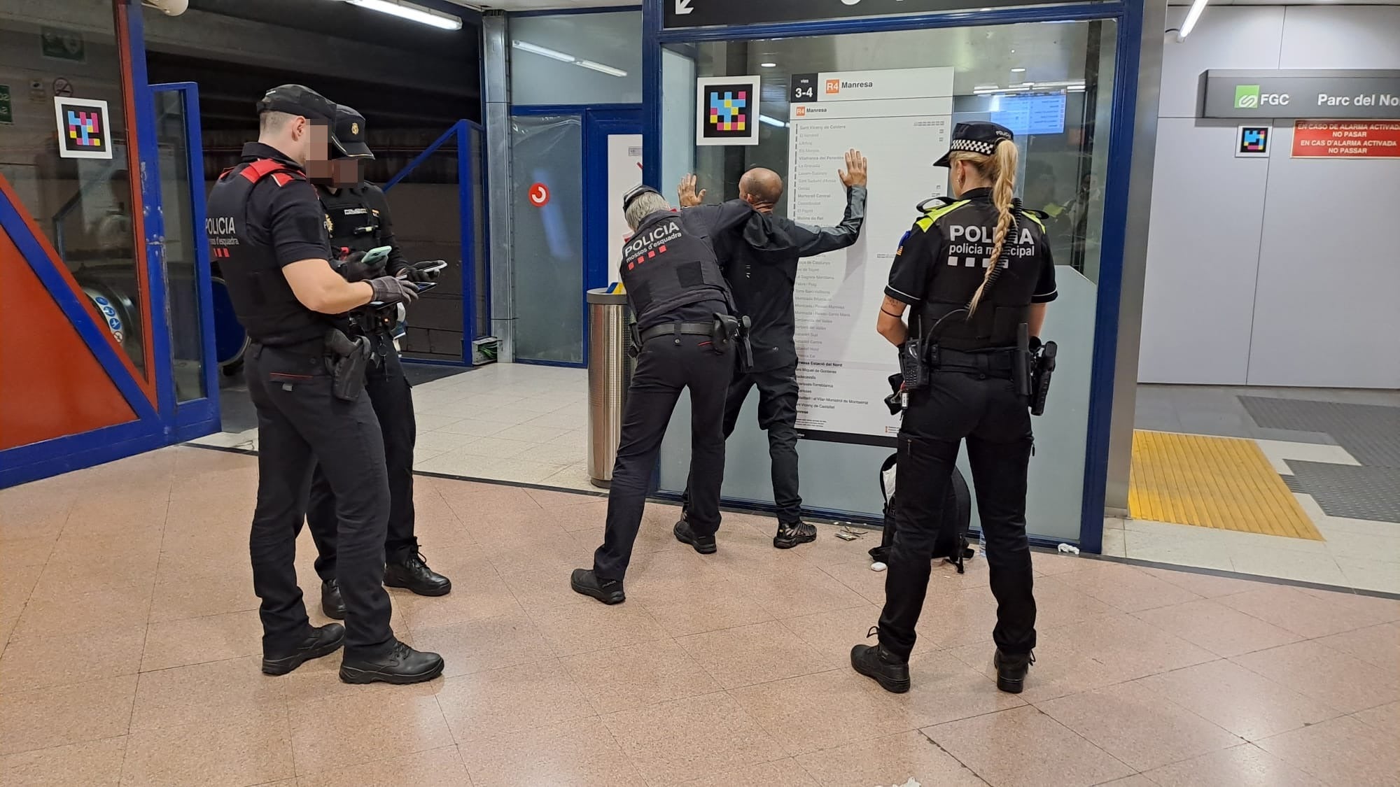 Els Mossos d'Esquadra, amb l'ajut de la Policia Municipal de Terrassa i la Policia Nacional, han desplegat aquest divendres el Pla Kanpai a la ciutat. Aquesta operació té per objectiu combatre la multireincidència delictiva. Un dels punts centrals del dispositiu va ser l'estació del Nord, on els cossos policials van realitzar identificacions i escorcolls | Oriol Manrique