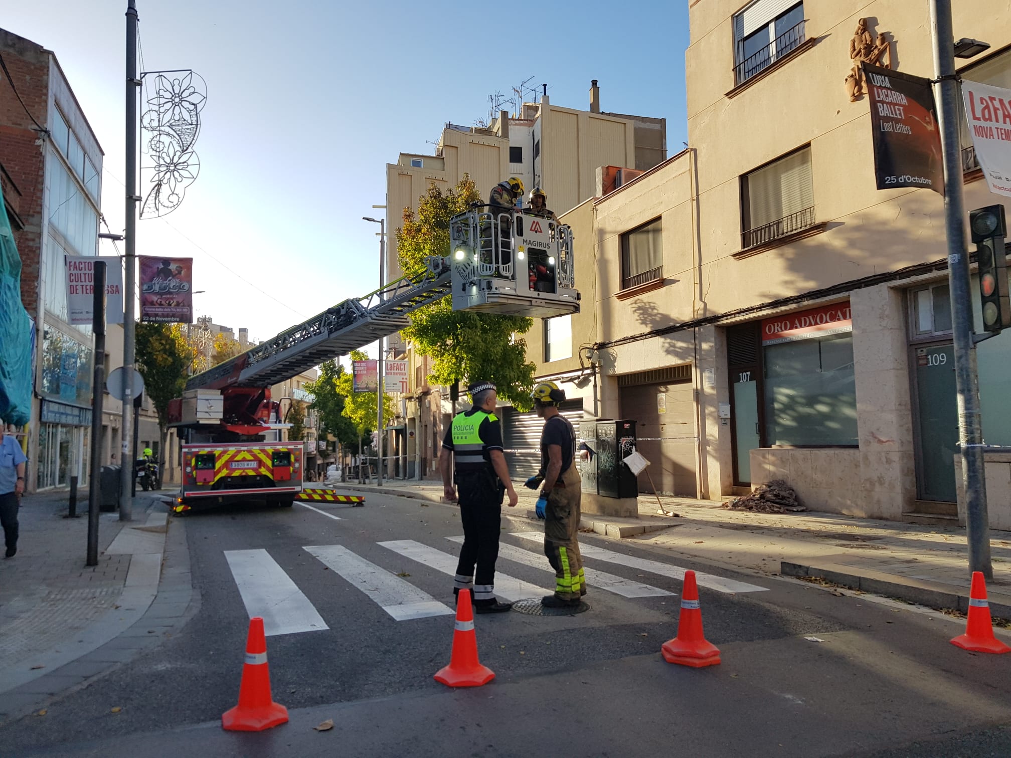 Els Bombers han actuat a la carretera de Montcada pel despreniment de part d'una façana pels forts vents | Lluïsa Tarrida