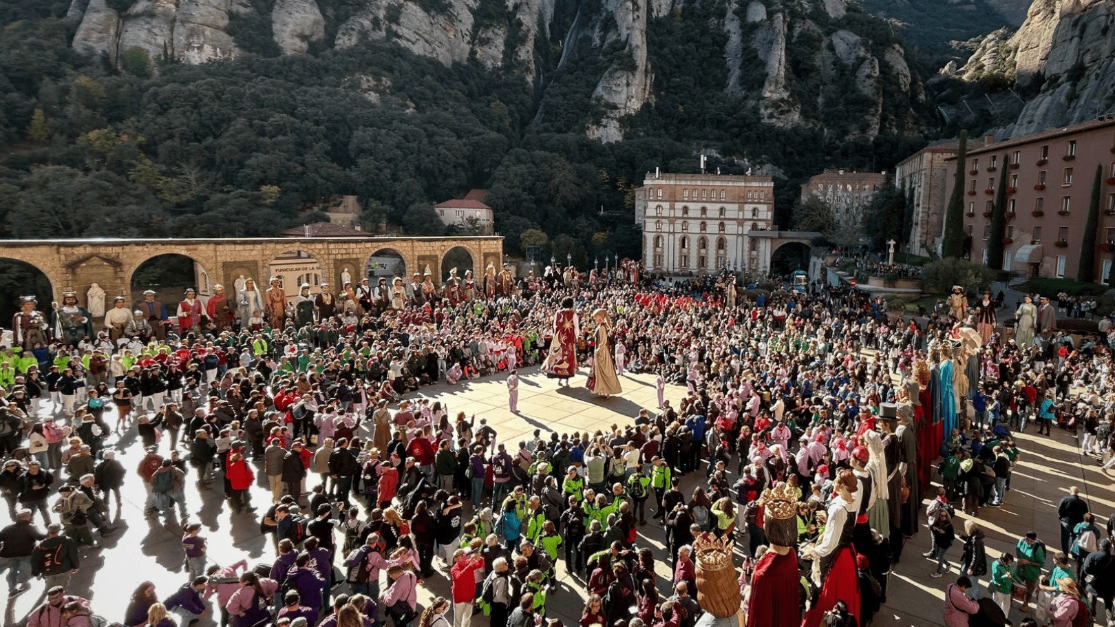 Trobada de colles geganteres al Monestir de Montserrat | Mil·lenari de Montserrat