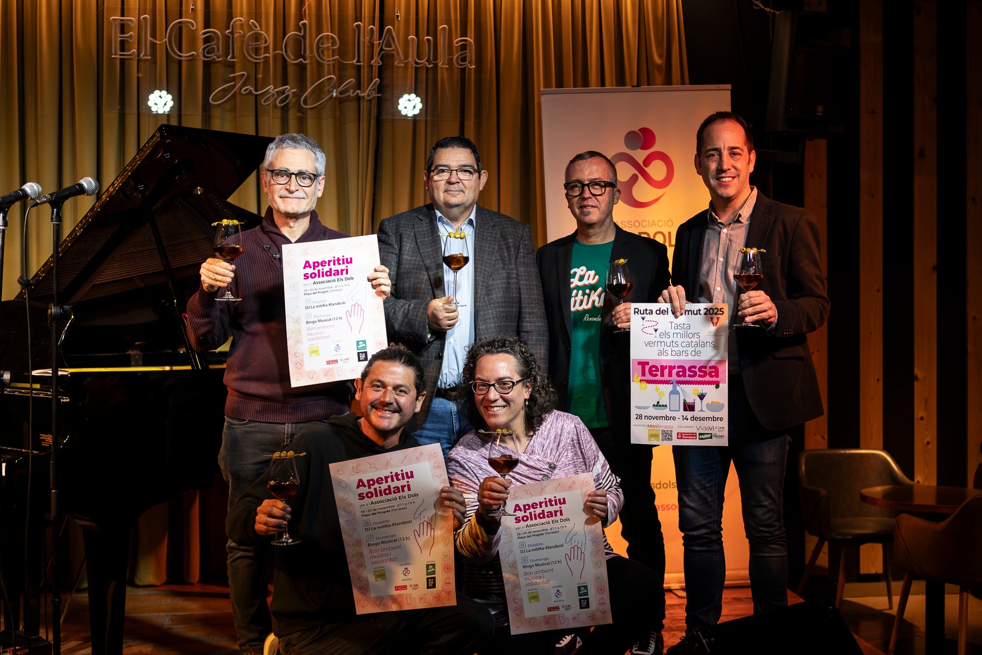 Presentació de la VI Ruta del vermut de Terrassa 2025 amb Vicenç Batalla, Ramon Roset, Miquel Montada, Xavier Cardona, a dalt, i Xavi Gómez i Kandy Guerrero, a baix | Mireia Comas