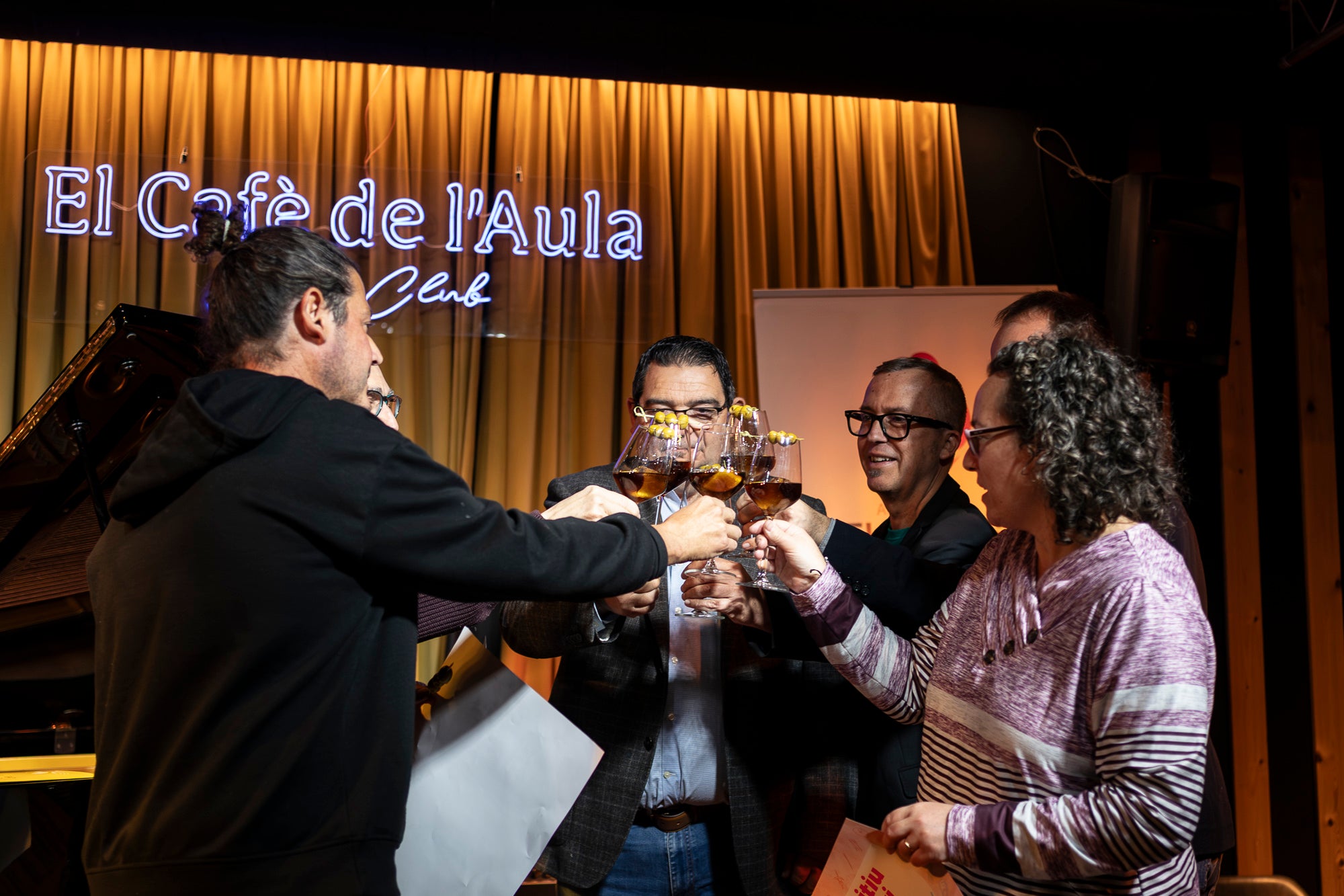 Aquest dijous, 28 de novembre, s'ha celebrat la presentació de la la VI Ruta del vermut dels Premis Vinari, organitzada per MónTerrassa i el Gremi d'Hostaleria de Terrassa i Comarca. Aquesta edició comptarà amb fins a disset establiments que ofereriran les seves tapes i el seu vermut, especial per a l'ocasió, per resseguir un circuit a preus populars que s'enceta el 28 de novembre i es tanca el 14 de desembre | Mireia Comas