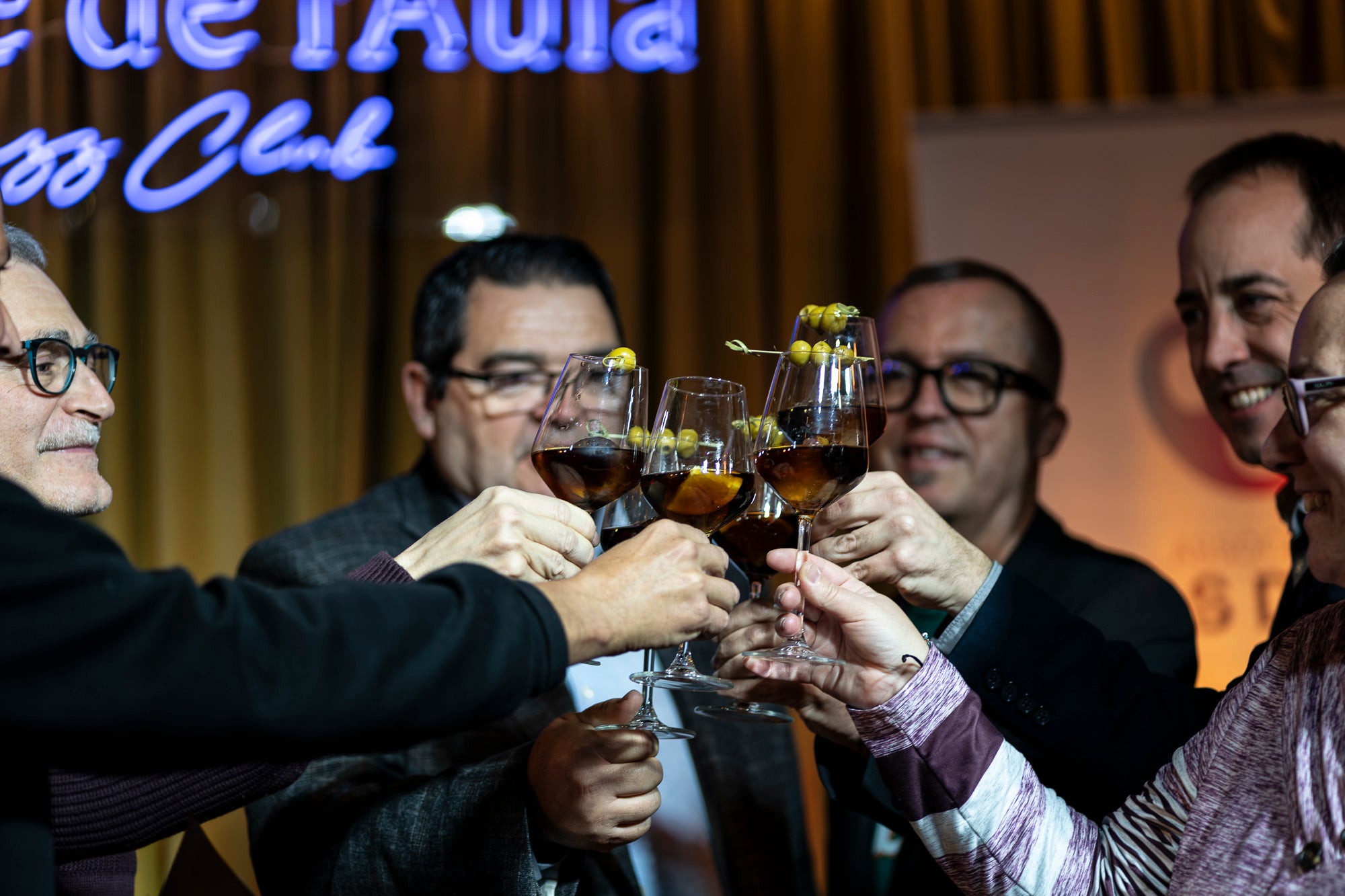 Aquest dijous, 28 de novembre, s'ha celebrat la presentació de la la VI Ruta del vermut dels Premis Vinari, organitzada per MónTerrassa i el Gremi d'Hostaleria de Terrassa i Comarca. Aquesta edició comptarà amb fins a disset establiments que ofereriran les seves tapes i el seu vermut, especial per a l'ocasió, per resseguir un circuit a preus populars que s'enceta el 28 de novembre i es tanca el 14 de desembre | Mireia Comas