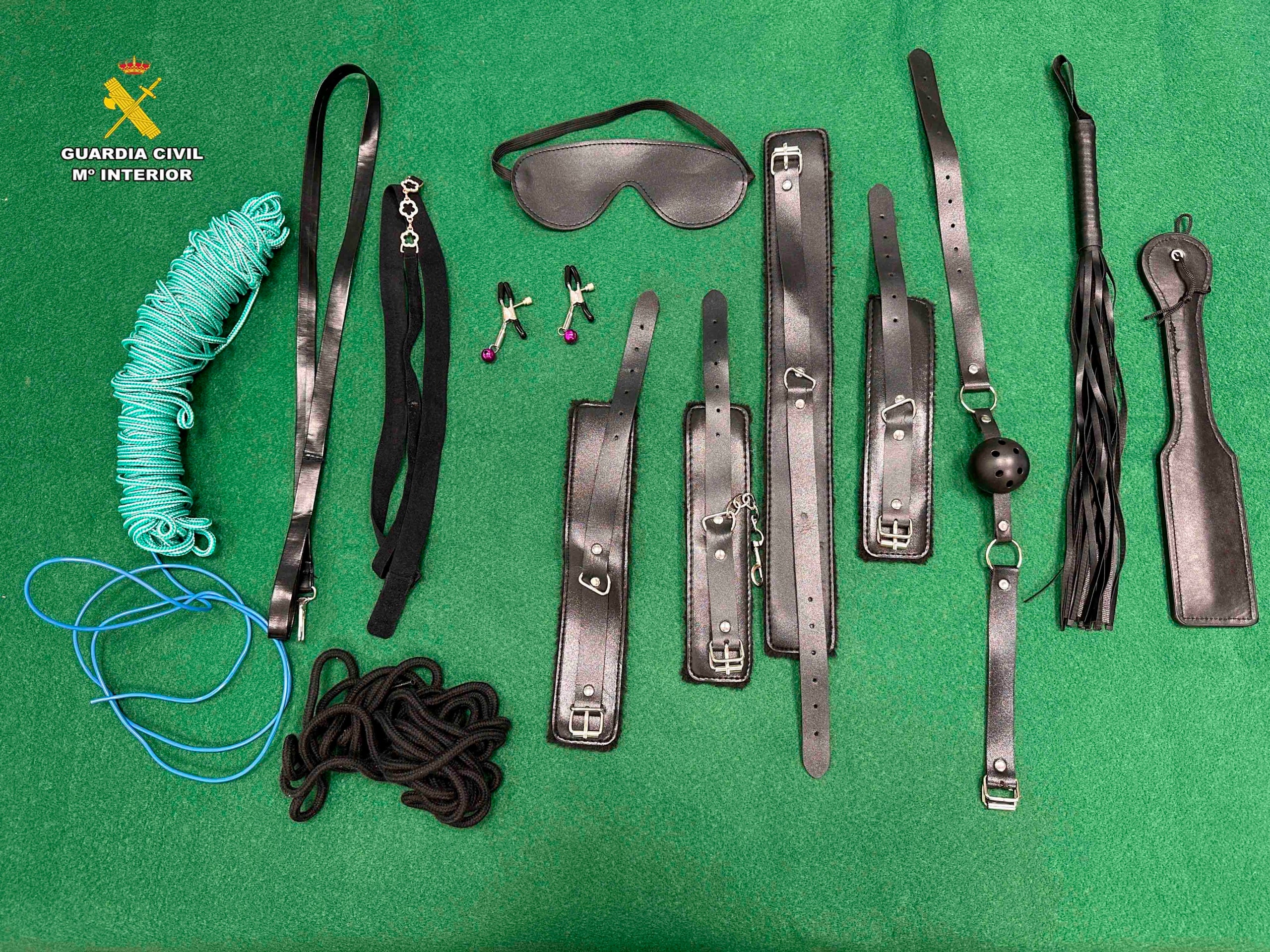 Objectes que se li van comissar al presumpte depredador sexual | Guàrdia Civil