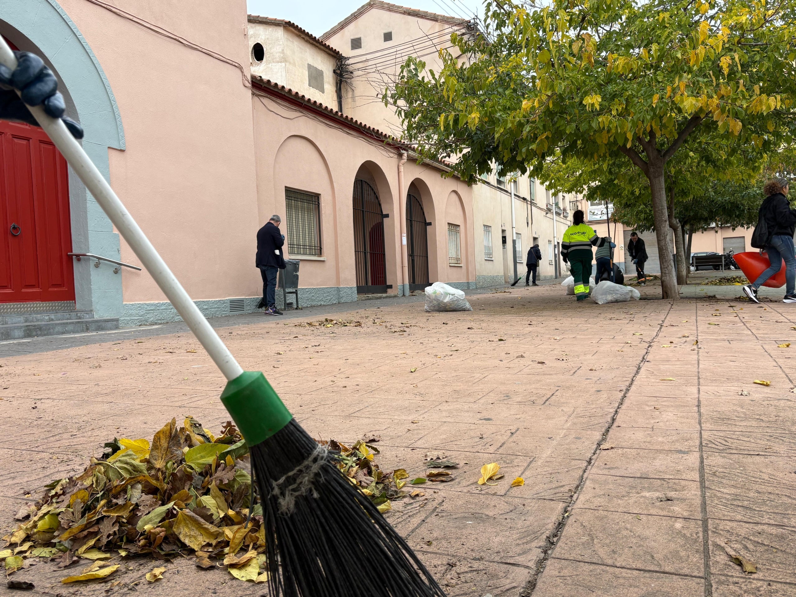 Acció comunitària de neteja en col·laboració amb l’Associació de Veïns i Veïnes d’Ègara | Ajuntament de Terrassa