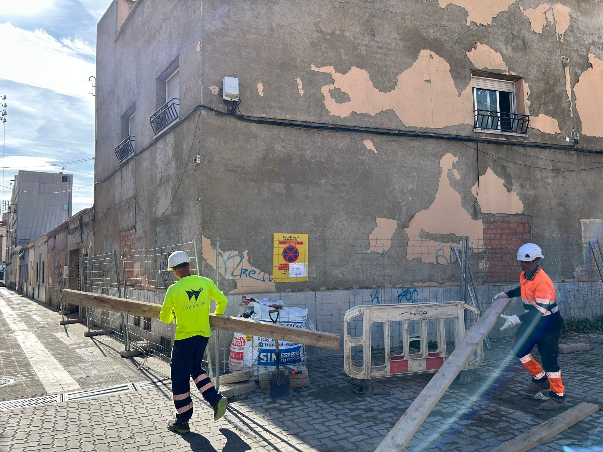 L'Ajuntament inicia l'enderroc de les edificacions situades al carrer Sagunt, incloses en el perllongament del carrer Transversal | Ajuntament de Terrassa
