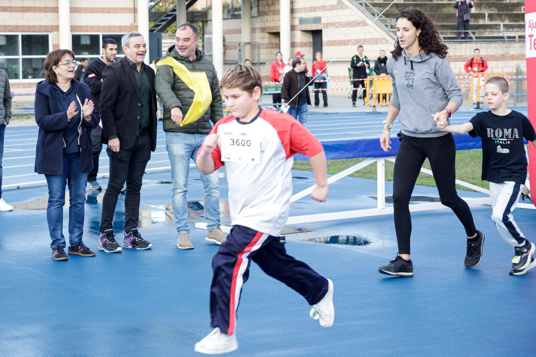 Aquest cap de setmana la Zona Esportiva Municipal de Can Jofresa va acollir una nova edició del Campionat Comarcal de Cros Escolar. La jornada va comptar amb la participació de més de 4.000 esportistes des dels 3 fins als 19 anys. En aquesta nova edició, la novetat va ser el Tram Blau/Tranquil, destinat a aquells infants amb capacitats diverses, TEA o altres necessitats similars, amb l'objectiu que puguin formar part d'aquesta competició | Lluís Clotet