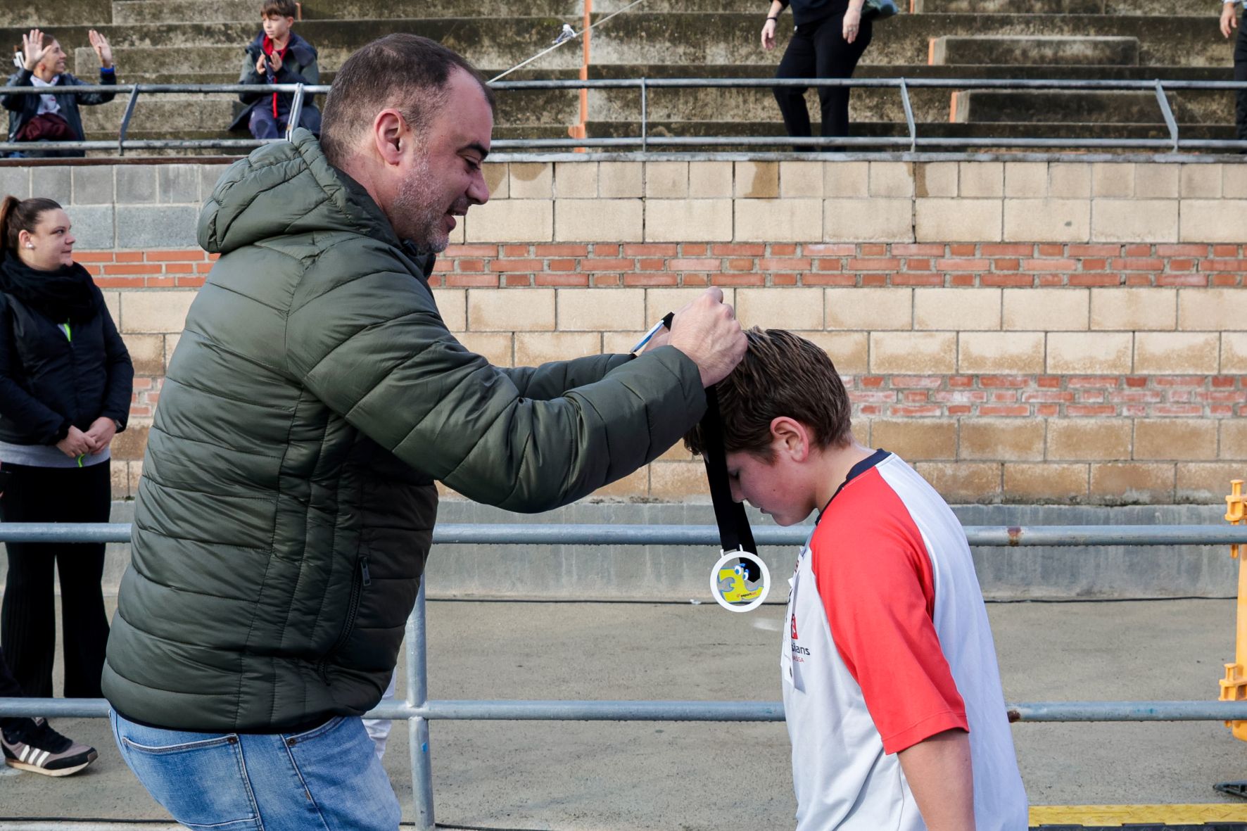Aquest cap de setmana la Zona Esportiva Municipal de Can Jofresa va acollir una nova edició del Campionat Comarcal de Cros Escolar. La jornada va comptar amb la participació de més de 4.000 esportistes des dels 3 fins als 19 anys. En aquesta nova edició, la novetat va ser el Tram Blau/Tranquil, destinat a aquells infants amb capacitats diverses, TEA o altres necessitats similars, amb l'objectiu que puguin formar part d'aquesta competició | Lluís Clotet