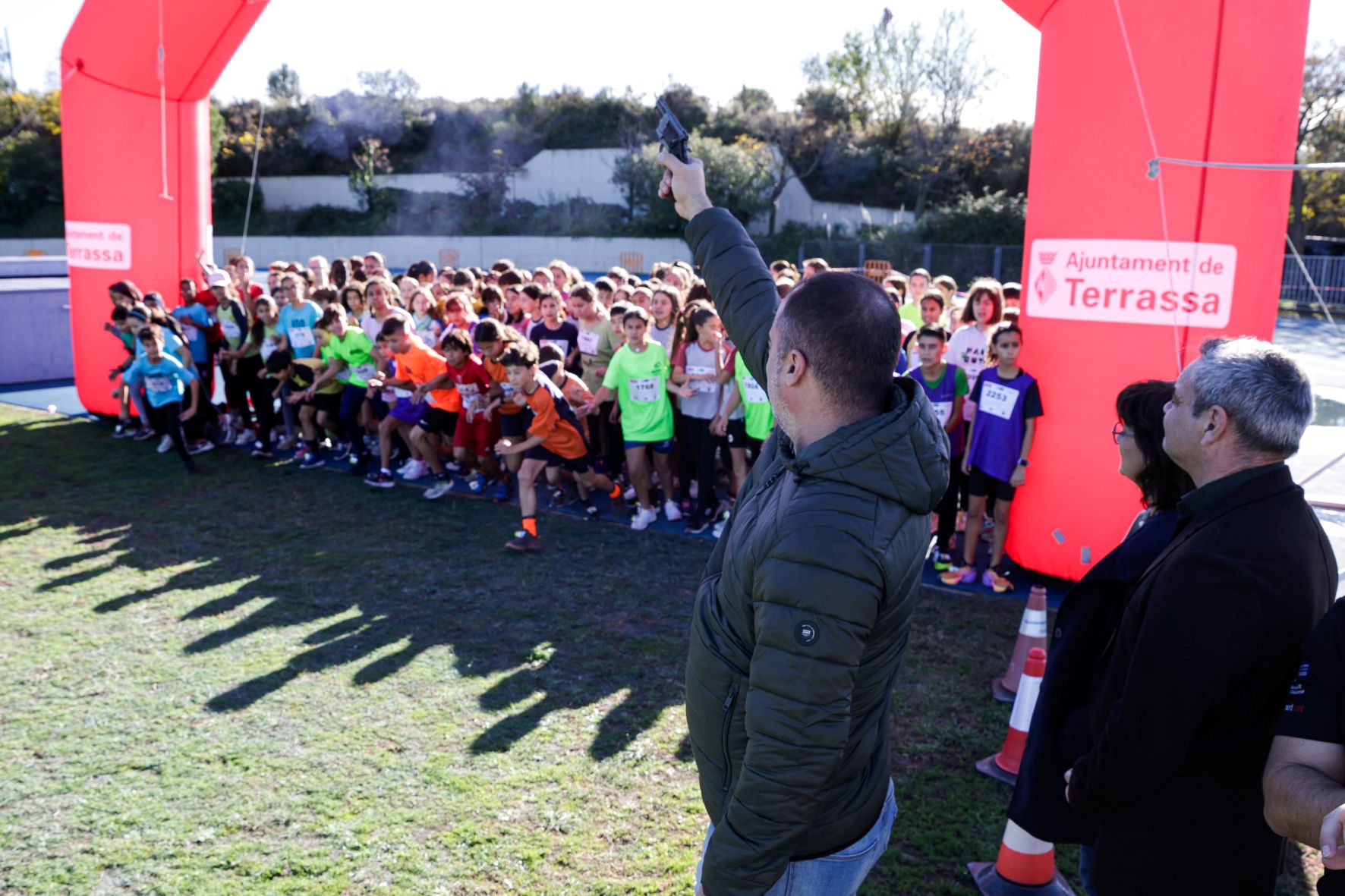 Aquest cap de setmana la Zona Esportiva Municipal de Can Jofresa va acollir una nova edició del Campionat Comarcal de Cros Escolar. La jornada va comptar amb la participació de més de 4.000 esportistes des dels 3 fins als 19 anys. En aquesta nova edició, la novetat va ser el Tram Blau/Tranquil, destinat a aquells infants amb capacitats diverses, TEA o altres necessitats similars, amb l'objectiu que puguin formar part d'aquesta competició | Lluís Clotet