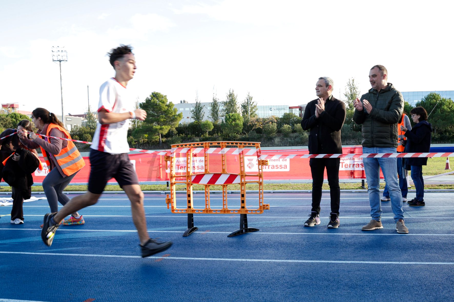 Aquest cap de setmana la Zona Esportiva Municipal de Can Jofresa va acollir una nova edició del Campionat Comarcal de Cros Escolar. La jornada va comptar amb la participació de més de 4.000 esportistes des dels 3 fins als 19 anys. En aquesta nova edició, la novetat va ser el Tram Blau/Tranquil, destinat a aquells infants amb capacitats diverses, TEA o altres necessitats similars, amb l'objectiu que puguin formar part d'aquesta competició | Lluís Clotet