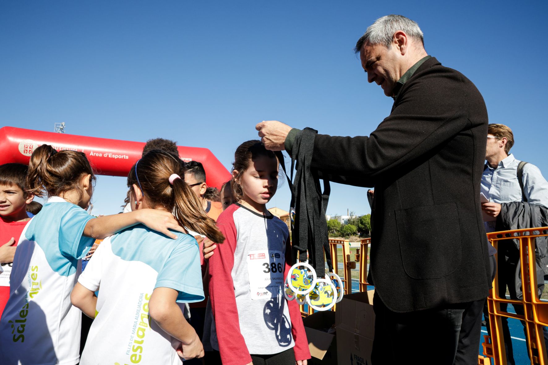 Aquest cap de setmana la Zona Esportiva Municipal de Can Jofresa va acollir una nova edició del Campionat Comarcal de Cros Escolar. La jornada va comptar amb la participació de més de 4.000 esportistes des dels 3 fins als 19 anys. En aquesta nova edició, la novetat va ser el Tram Blau/Tranquil, destinat a aquells infants amb capacitats diverses, TEA o altres necessitats similars, amb l'objectiu que puguin formar part d'aquesta competició | Lluís Clotet