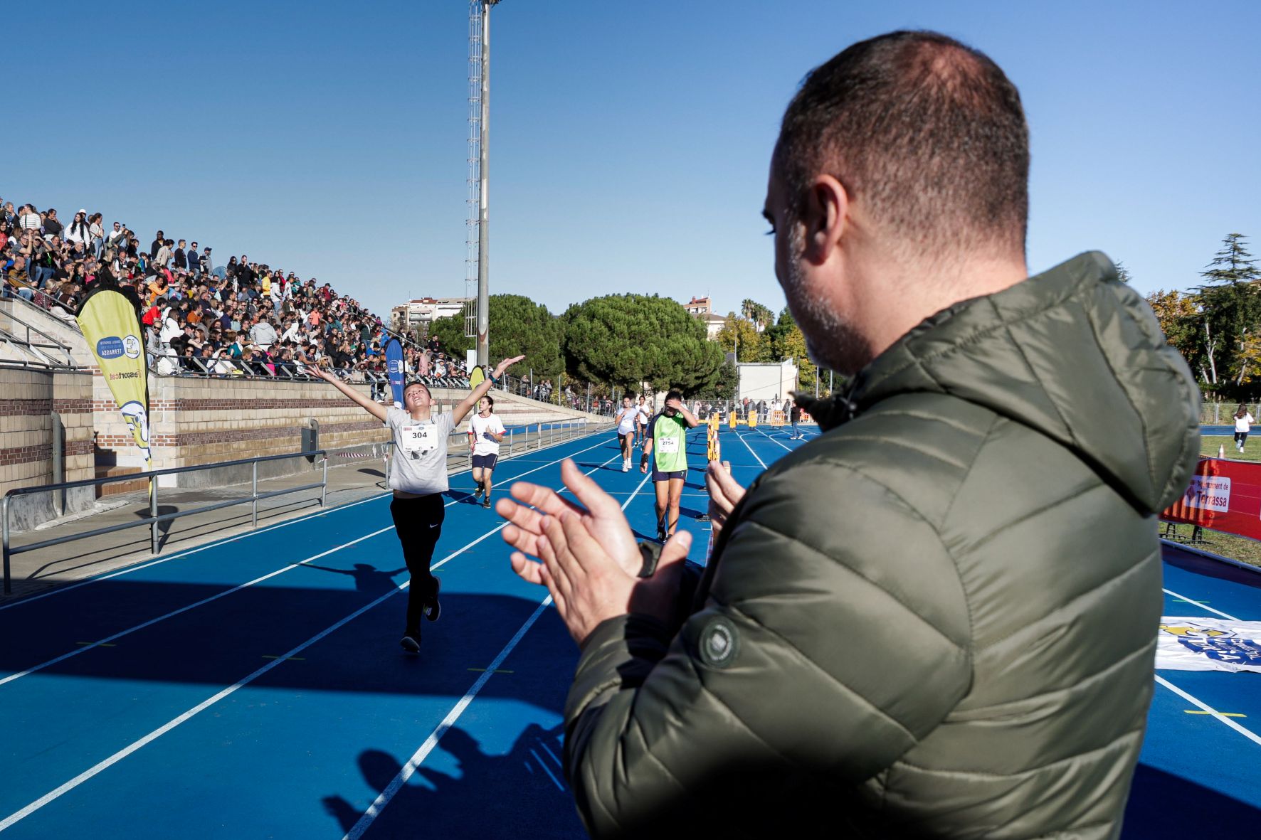 Aquest cap de setmana la Zona Esportiva Municipal de Can Jofresa va acollir una nova edició del Campionat Comarcal de Cros Escolar. La jornada va comptar amb la participació de més de 4.000 esportistes des dels 3 fins als 19 anys. En aquesta nova edició, la novetat va ser el Tram Blau/Tranquil, destinat a aquells infants amb capacitats diverses, TEA o altres necessitats similars, amb l'objectiu que puguin formar part d'aquesta competició | Lluís Clotet
