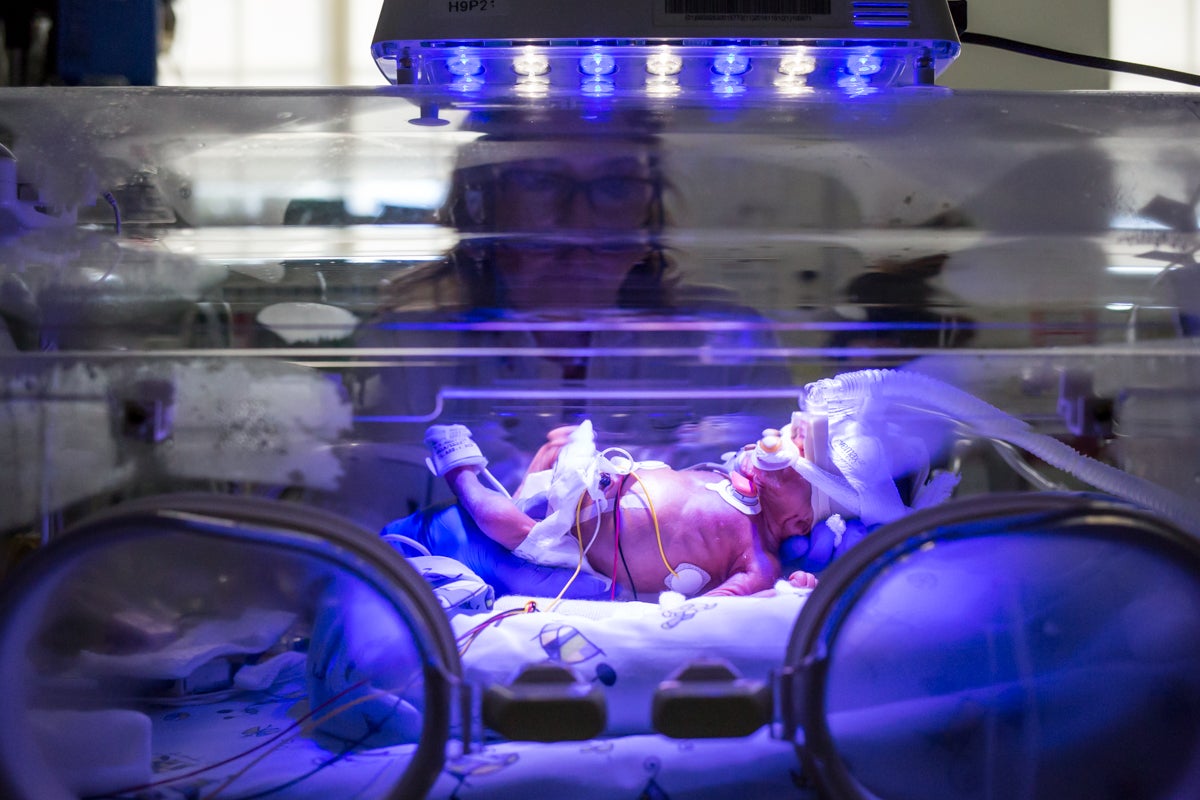 Infermera té cura d'un nadó a la UCI de neonats | Ariadna Creus i Àngel García - Banc d'Imatges Infermeres