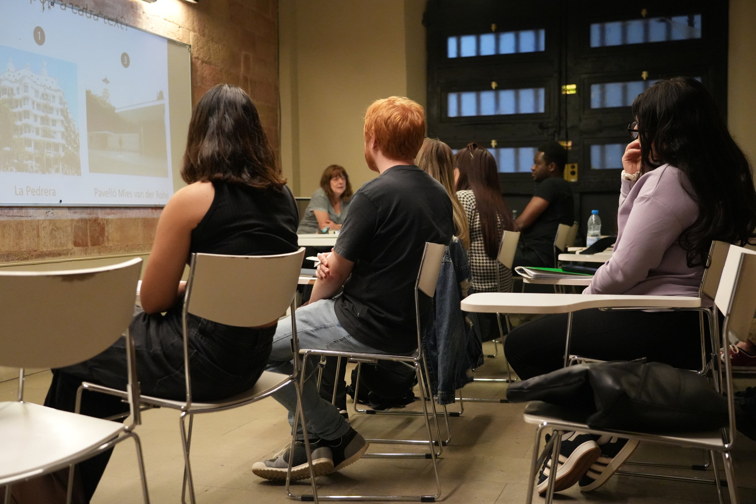 Diverses persones estudiant català en una classe del Consorci per a la Normalització Lingüística | ACN