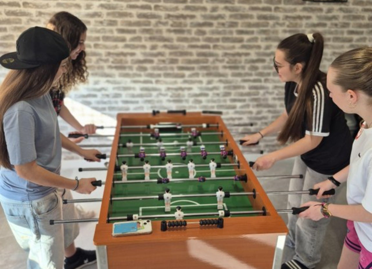 Imatge d'arxiu de joves divertint-se en un dels Punts Joves de Viladecavalls | Aj. Viladecavalls