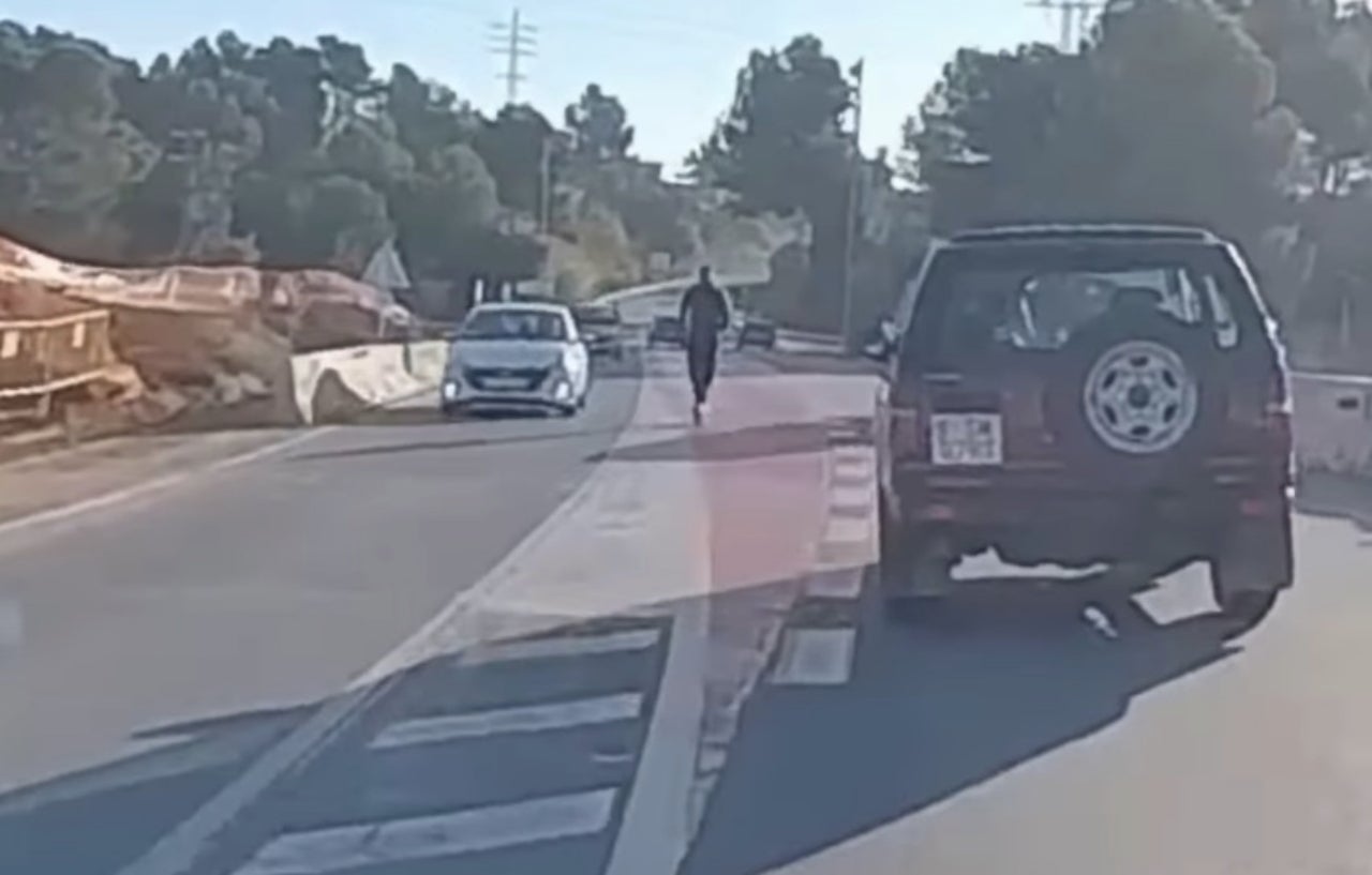 El conductor de patinet circulant per la N-150 | Circuli per la dreta