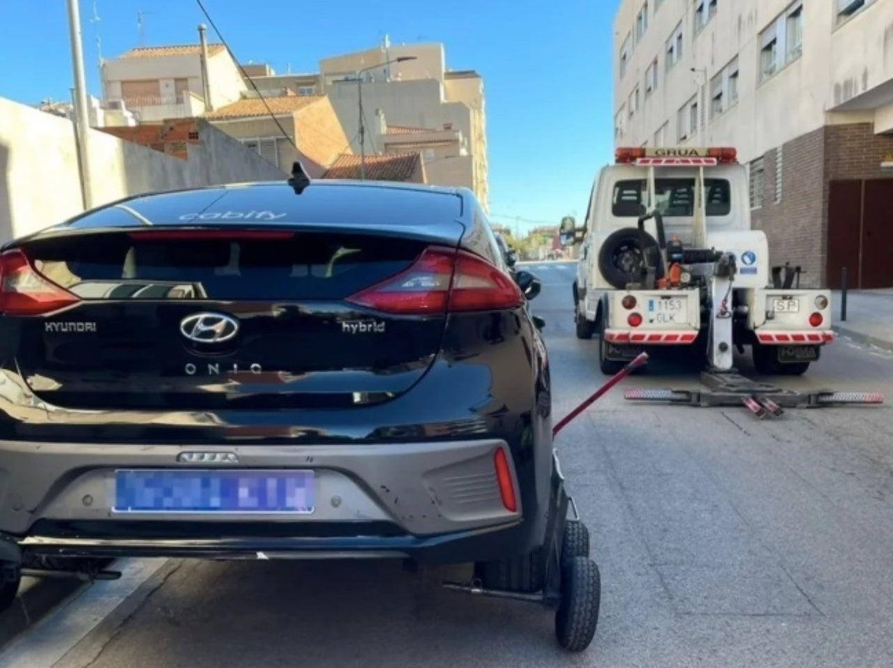 La grua municipal retirant un dels VTC il·legals a Terrassa | PMT