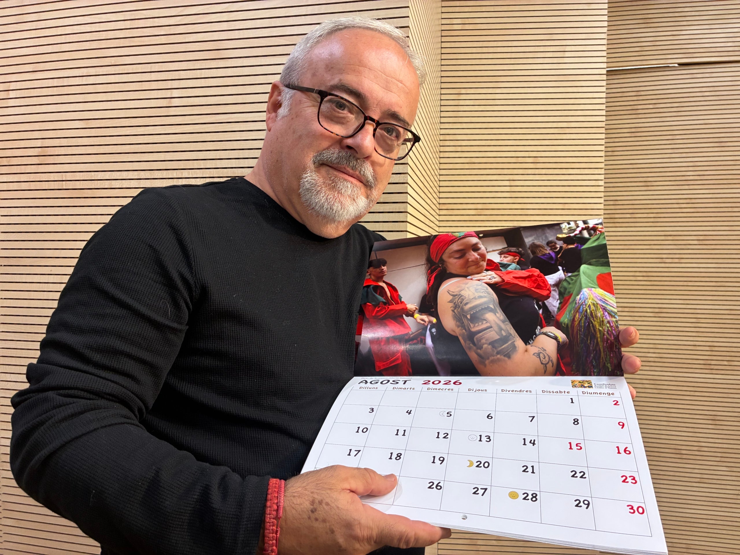 Cristóbal Castro con la foto para el mes de agosto del calendario de cultura popular 2026, que protagoniza Maria Salazar del Drac de Terrassa | Vicenç Batalla