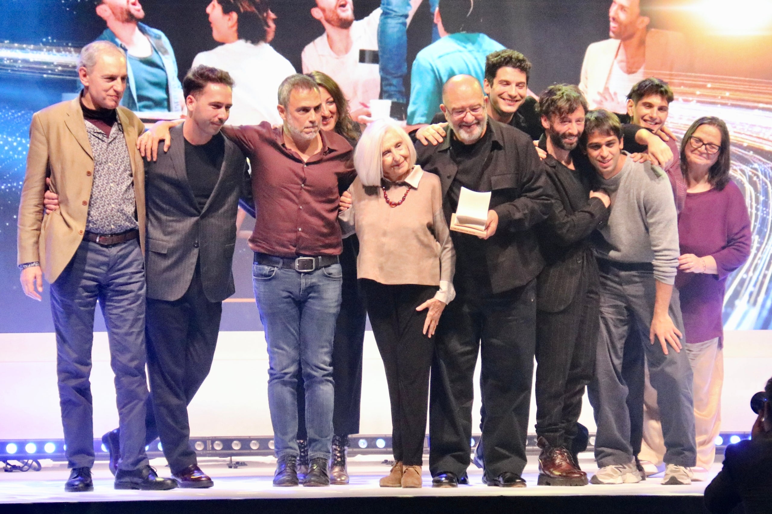 L'equip de 'L'herència', amb el terrassenc Carles Martínez (primer a l'esquerre), als Premis Butaca | ACN