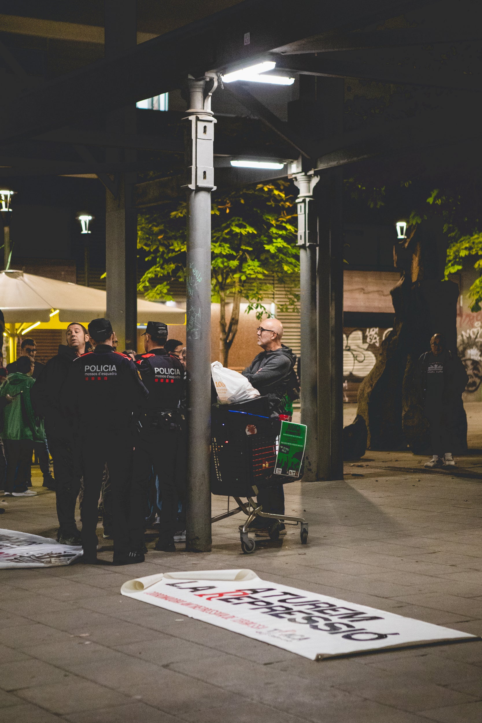 Manifestació de suport als joves encausats per les propostes per l’empresonament de Pablo Hasel a Terrassa. Aquest dimarts, comença el judici a tres terrassencs i un rubinenc que van ser detinguts el 26F de 2021. La Fiscalia els demana 3 anys de presó per cap i una multa de 5.400 euros. L’Ajuntament ha donat el seu suport als joves i els manifestants han demanat la seva absolució.