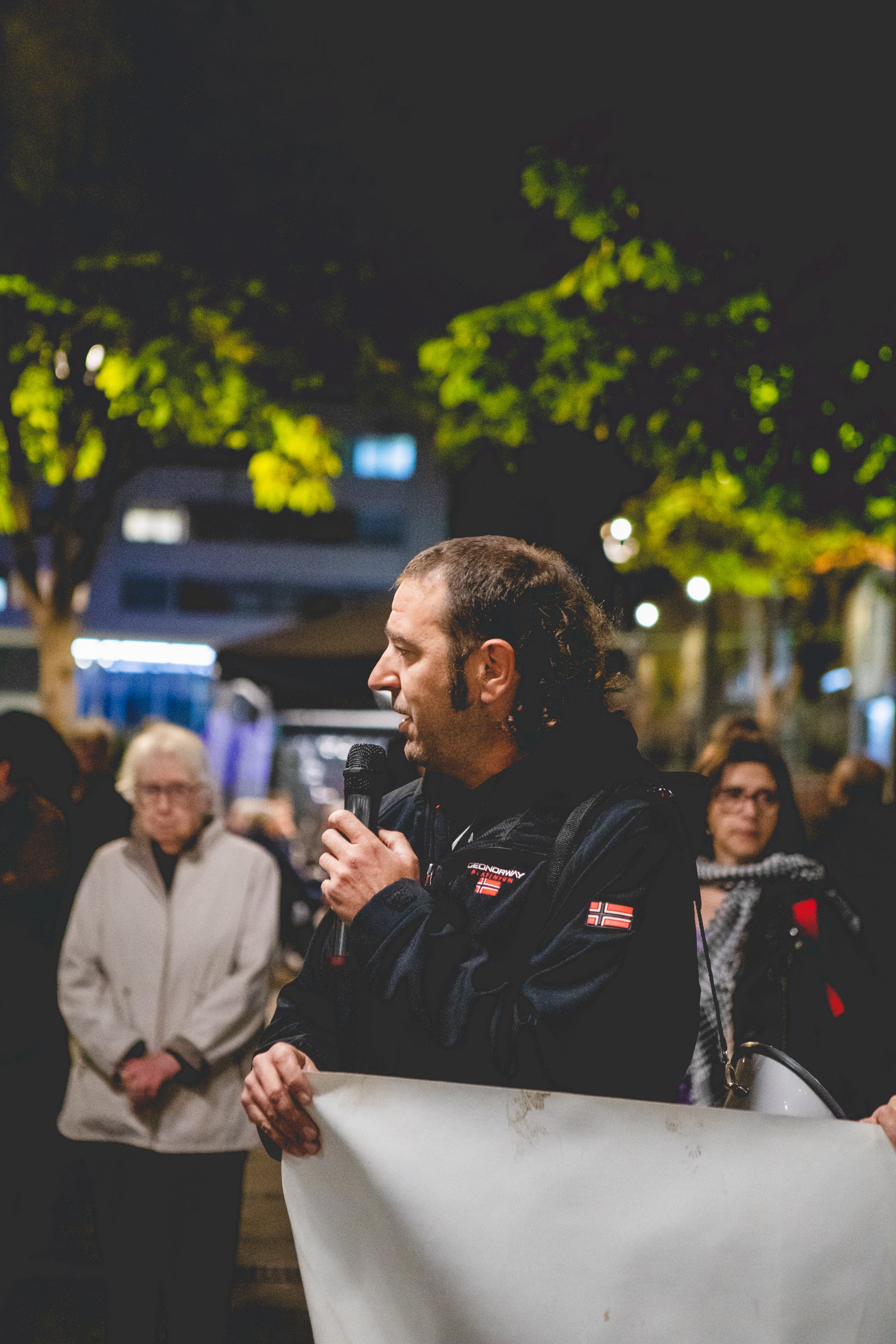 Manifestació de suport als joves encausats per les propostes per l’empresonament de Pablo Hasel a Terrassa. Aquest dimarts, comença el judici a tres terrassencs i un rubinenc que van ser detinguts el 26F de 2021. La Fiscalia els demana 3 anys de presó per cap i una multa de 5.400 euros. L’Ajuntament ha donat el seu suport als joves i els manifestants han demanat la seva absolució.