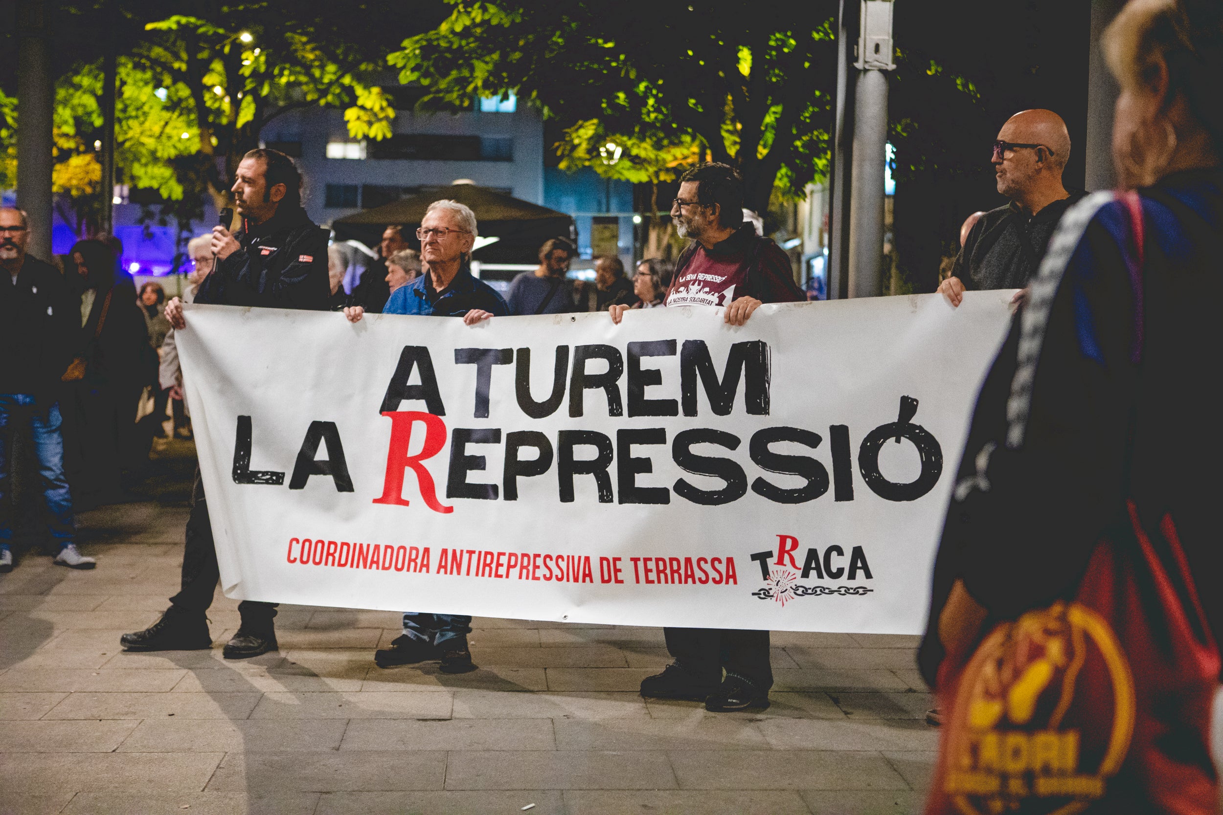 Manifestació de suport als joves encausats per les propostes per l’empresonament de Pablo Hasel a Terrassa. Aquest dimarts, comença el judici a tres terrassencs i un rubinenc que van ser detinguts el 26F de 2021. La Fiscalia els demana 3 anys de presó per cap i una multa de 5.400 euros. L’Ajuntament ha donat el seu suport als joves i els manifestants han demanat la seva absolució.