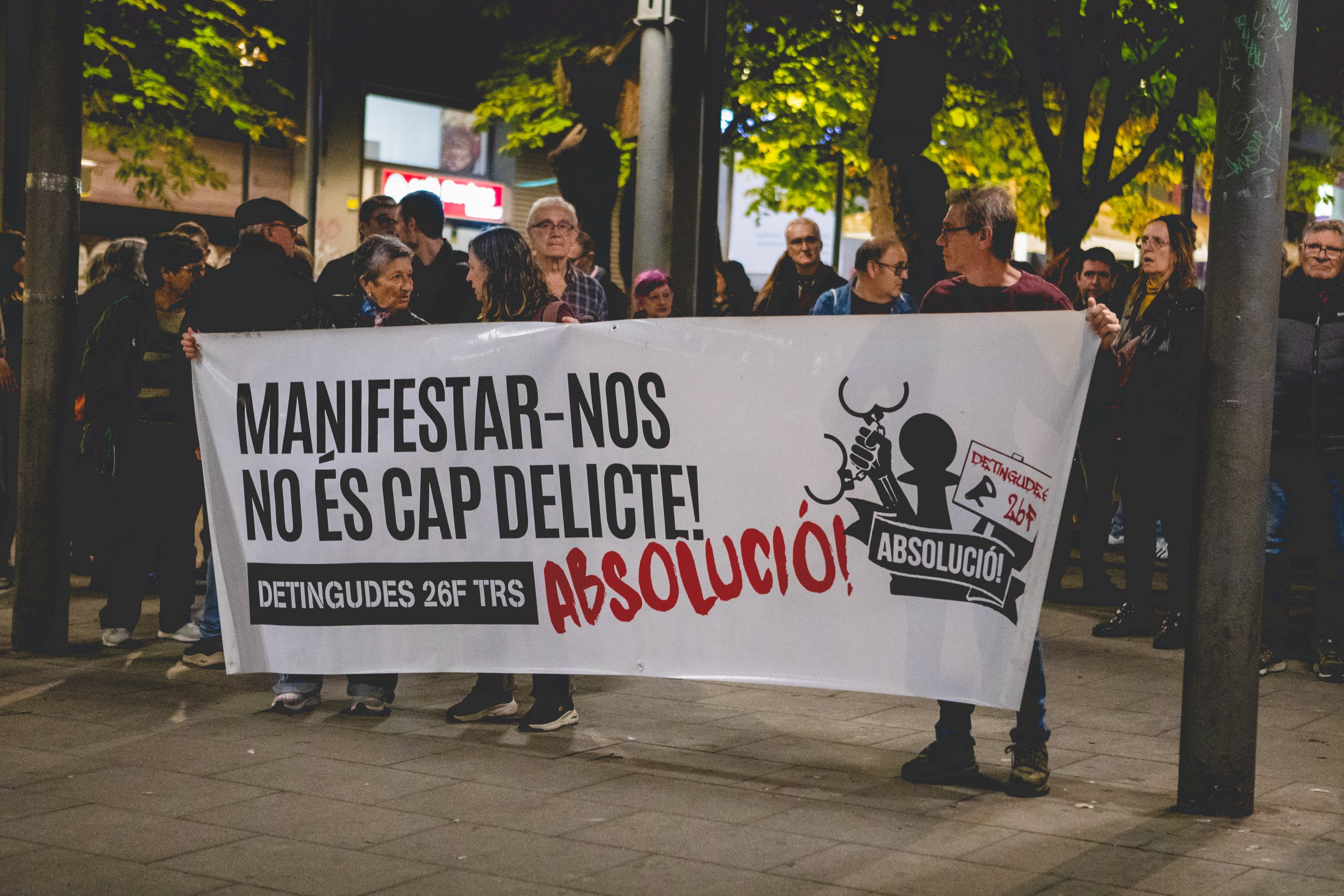 Manifestació de suport als joves encausats per les propostes per l’empresonament de Pablo Hasel a Terrassa. Aquest dimarts, comença el judici a tres terrassencs i un rubinenc que van ser detinguts el 26F de 2021. La Fiscalia els demana 3 anys de presó per cap i una multa de 5.400 euros. L’Ajuntament ha donat el seu suport als joves i els manifestants han demanat la seva absolució.