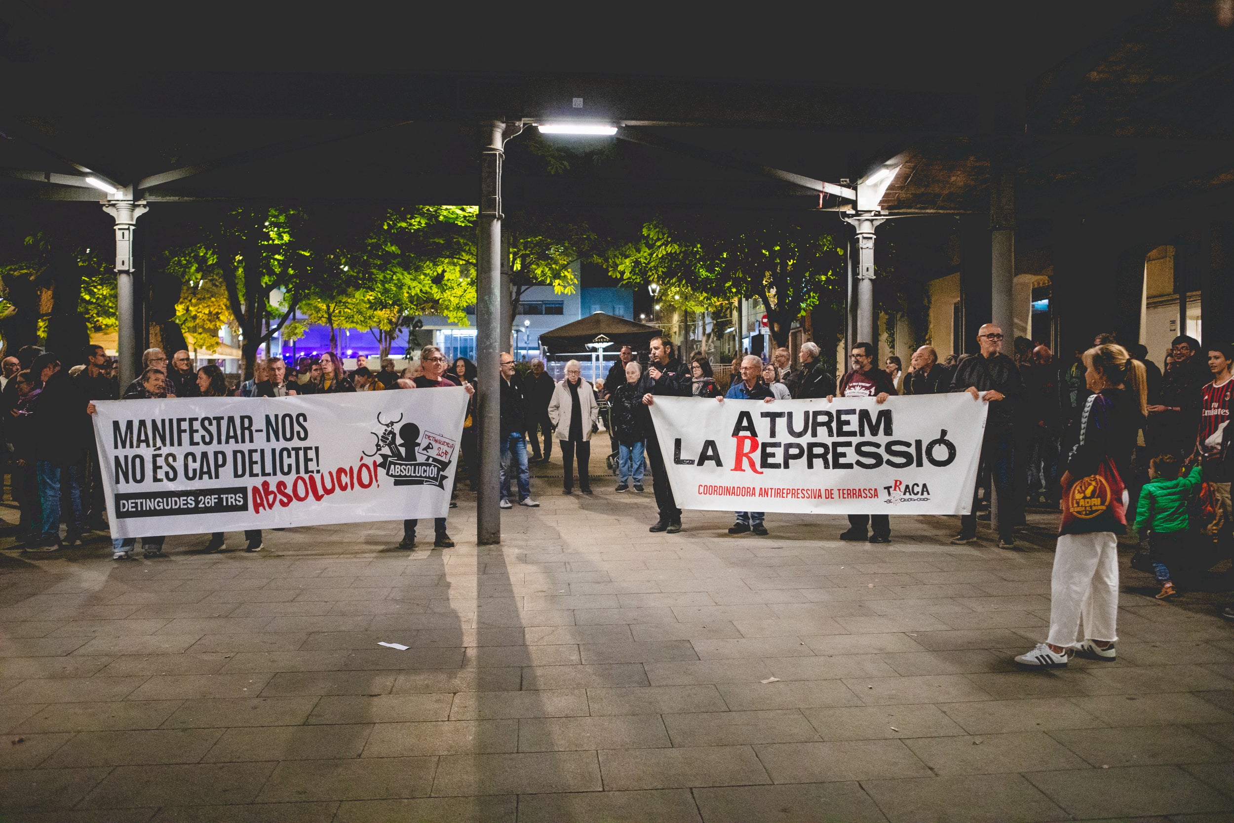 Manifestació de suport als joves encausats per les propostes per l’empresonament de Pablo Hasel a Terrassa. Aquest dimarts, comença el judici a tres terrassencs i un rubinenc que van ser detinguts el 26F de 2021. La Fiscalia els demana 3 anys de presó per cap i una multa de 5.400 euros. L’Ajuntament ha donat el seu suport als joves i els manifestants han demanat la seva absolució.