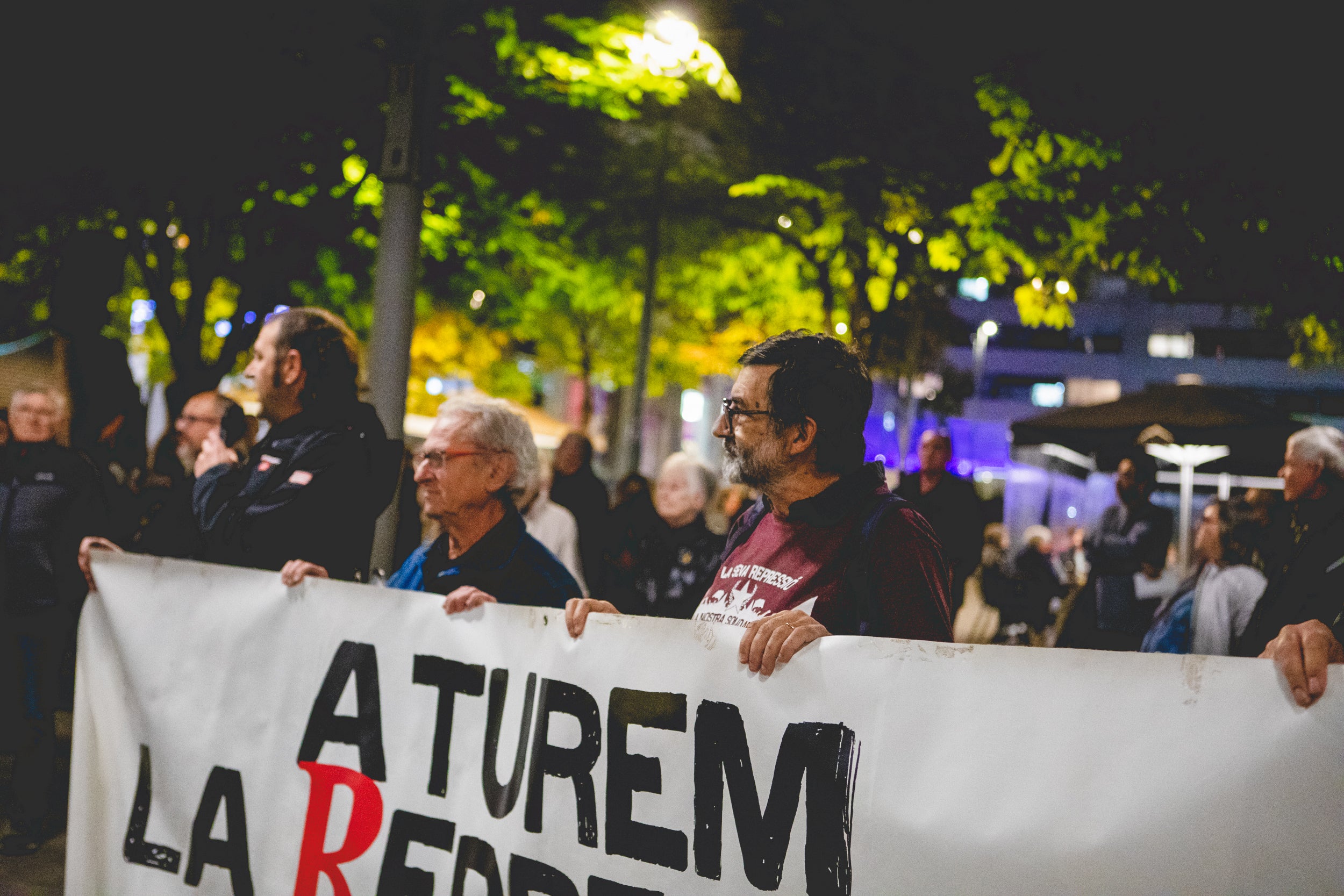 Manifestació de suport als joves encausats per les propostes per l’empresonament de Pablo Hasel a Terrassa. Aquest dimarts, comença el judici a tres terrassencs i un rubinenc que van ser detinguts el 26F de 2021. La Fiscalia els demana 3 anys de presó per cap i una multa de 5.400 euros. L’Ajuntament ha donat el seu suport als joves i els manifestants han demanat la seva absolució.