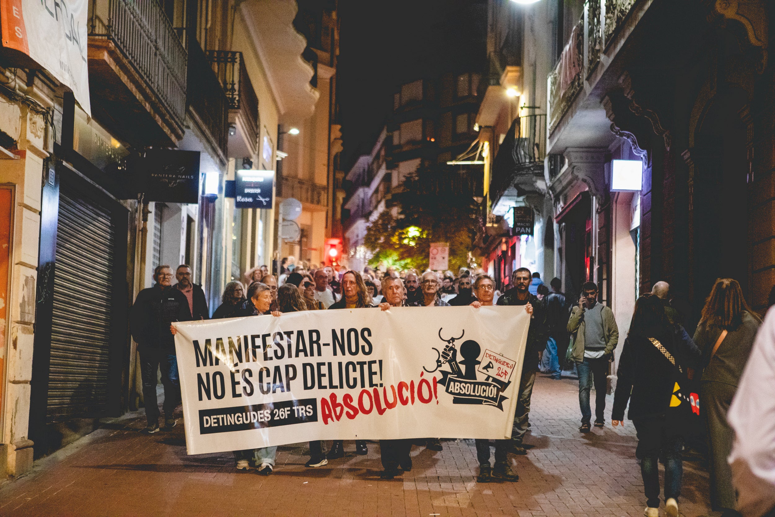 Manifestació de suport als joves encausats per les propostes per l’empresonament de Pablo Hasel a Terrassa. Aquest dimarts, comença el judici a tres terrassencs i un rubinenc que van ser detinguts el 26F de 2021. La Fiscalia els demana 3 anys de presó per cap i una multa de 5.400 euros. L’Ajuntament ha donat el seu suport als joves i els manifestants han demanat la seva absolució.