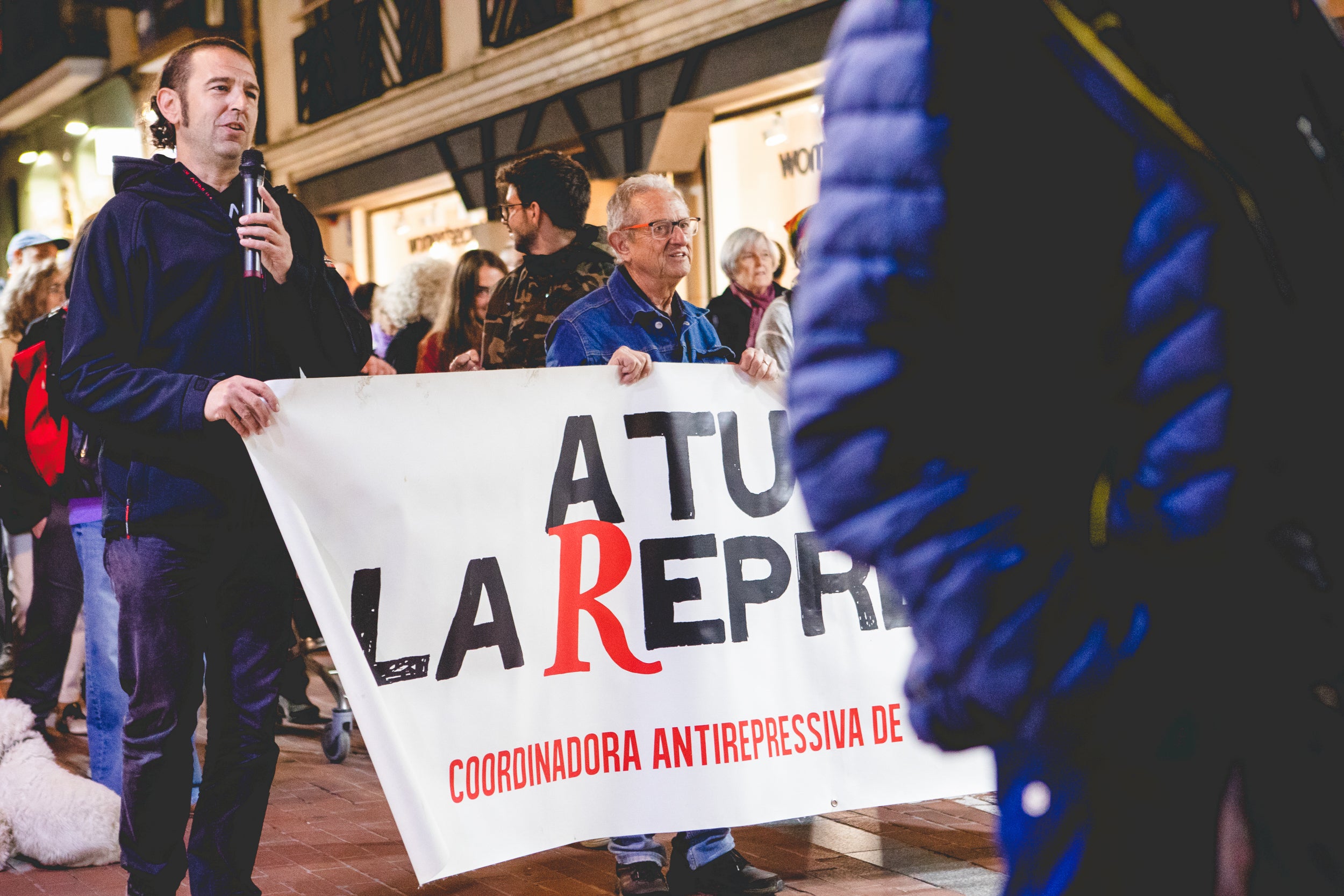 Manifestació de suport als joves encausats per les propostes per l’empresonament de Pablo Hasel a Terrassa. Aquest dimarts, comença el judici a tres terrassencs i un rubinenc que van ser detinguts el 26F de 2021. La Fiscalia els demana 3 anys de presó per cap i una multa de 5.400 euros. L’Ajuntament ha donat el seu suport als joves i els manifestants han demanat la seva absolució.