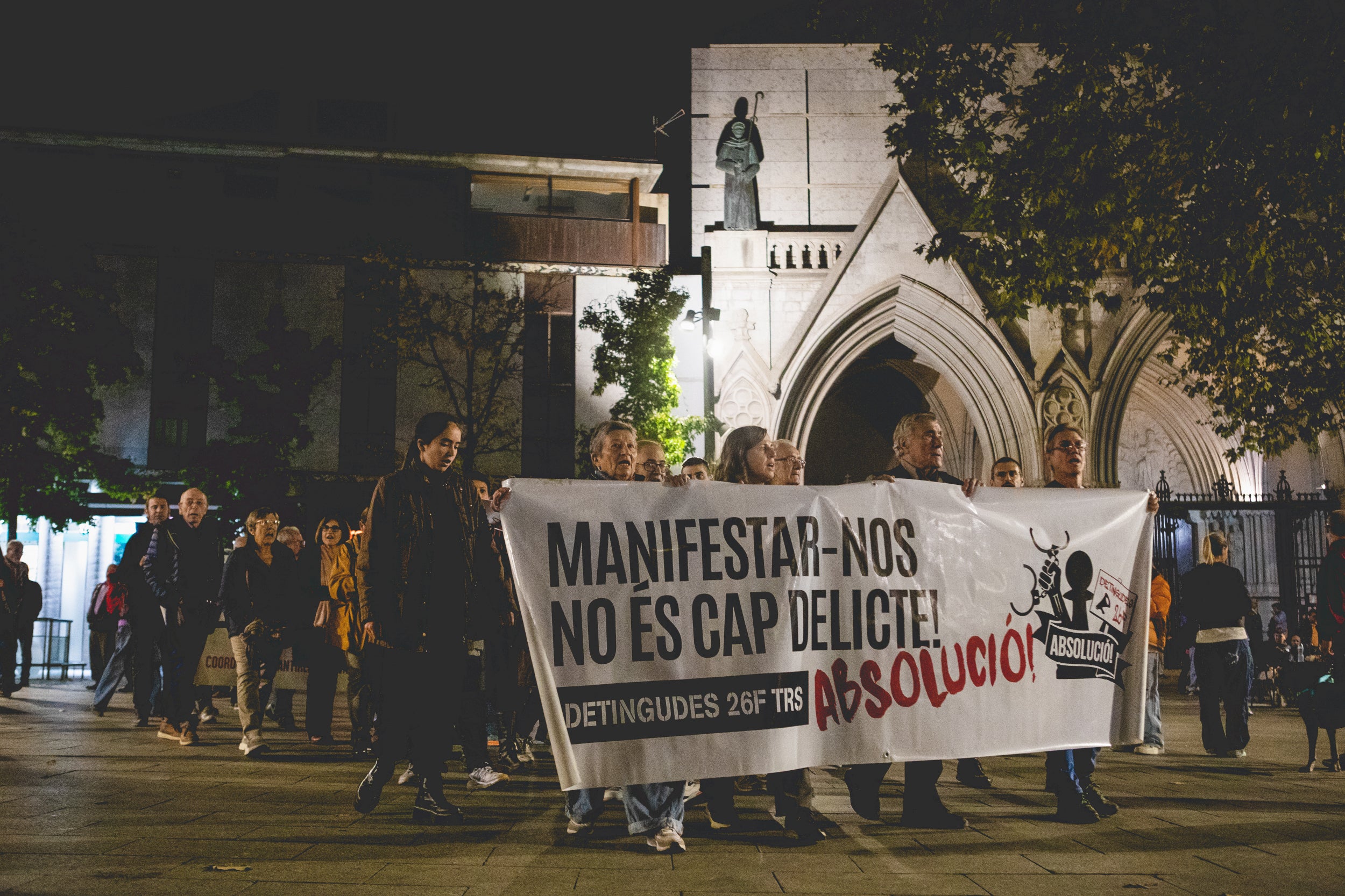 Manifestació de suport als joves encausats per les propostes per l’empresonament de Pablo Hasel a Terrassa. Aquest dimarts, comença el judici a tres terrassencs i un rubinenc que van ser detinguts el 26F de 2021. La Fiscalia els demana 3 anys de presó per cap i una multa de 5.400 euros. L’Ajuntament ha donat el seu suport als joves i els manifestants han demanat la seva absolució.