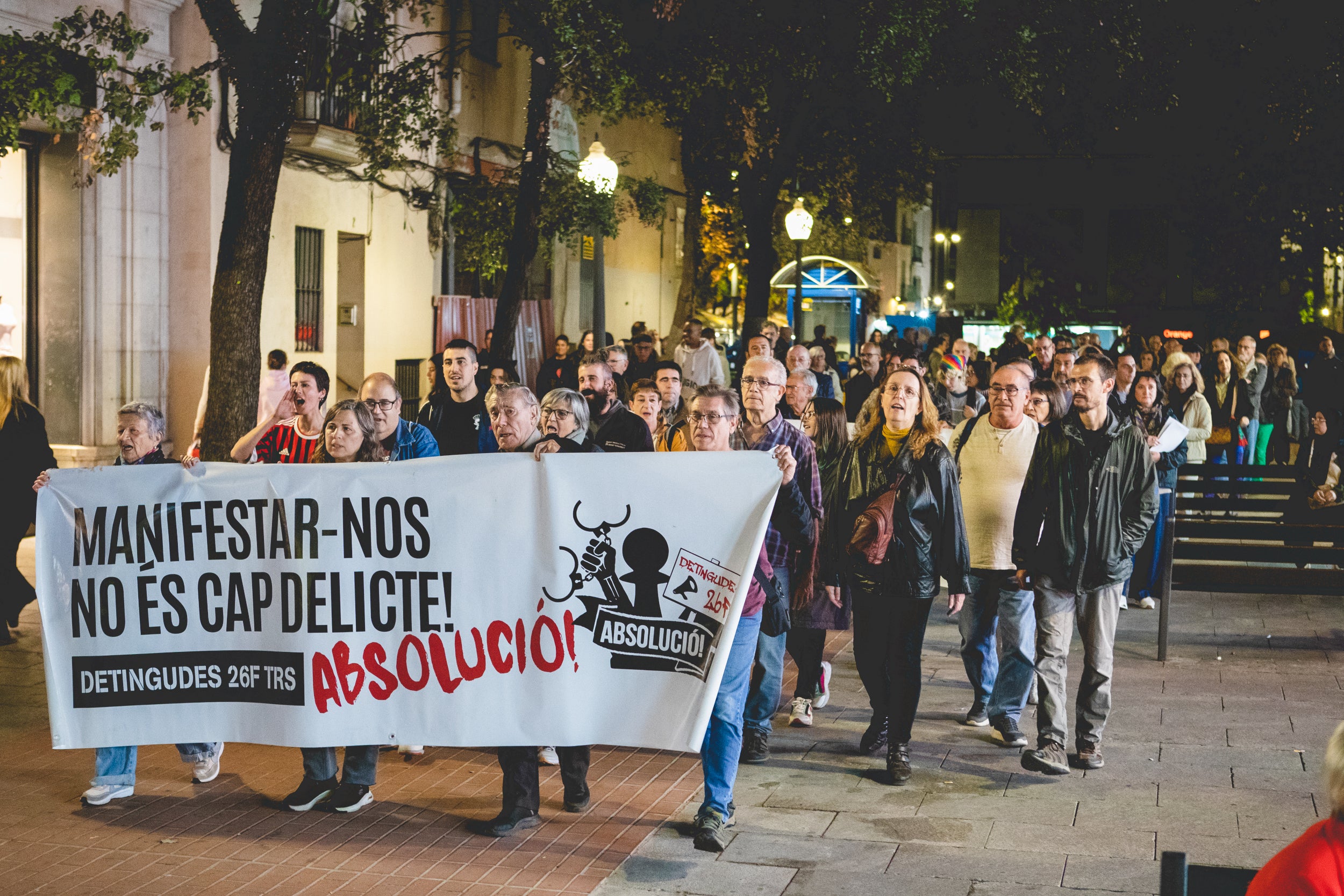 Manifestació de suport als joves encausats per les propostes per l’empresonament de Pablo Hasel a Terrassa. Aquest dimarts, comença el judici a tres terrassencs i un rubinenc que van ser detinguts el 26F de 2021. La Fiscalia els demana 3 anys de presó per cap i una multa de 5.400 euros. L’Ajuntament ha donat el seu suport als joves i els manifestants han demanat la seva absolució.