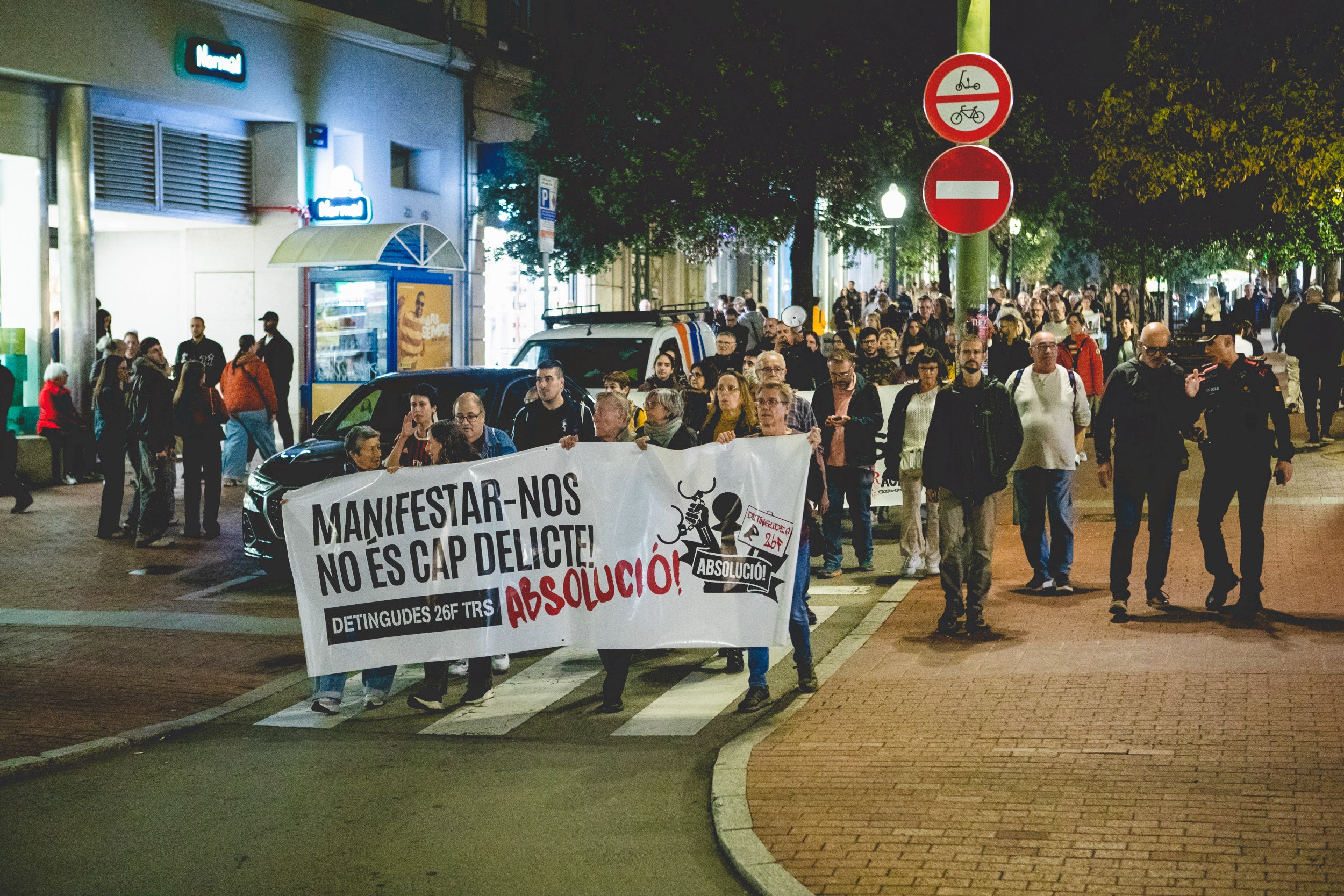 Manifestació de suport als joves encausats per les propostes per l’empresonament de Pablo Hasel a Terrassa. Aquest dimarts, comença el judici a tres terrassencs i un rubinenc que van ser detinguts el 26F de 2021. La Fiscalia els demana 3 anys de presó per cap i una multa de 5.400 euros. L’Ajuntament ha donat el seu suport als joves i els manifestants han demanat la seva absolució.