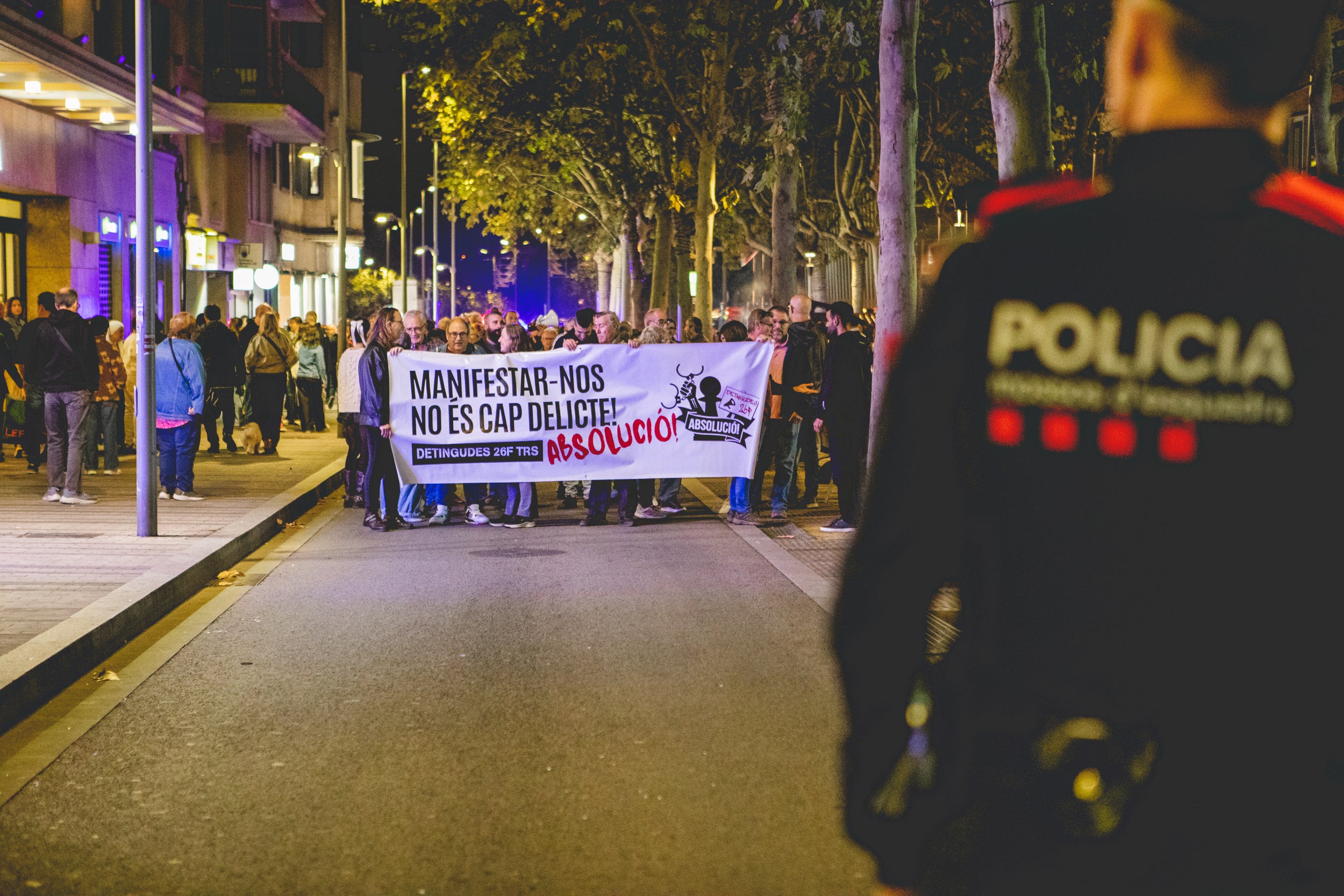 Manifestació de suport als joves encausats per les propostes per l’empresonament de Pablo Hasel a Terrassa. Aquest dimarts, comença el judici a tres terrassencs i un rubinenc que van ser detinguts el 26F de 2021. La Fiscalia els demana 3 anys de presó per cap i una multa de 5.400 euros. L’Ajuntament ha donat el seu suport als joves i els manifestants han demanat la seva absolució.