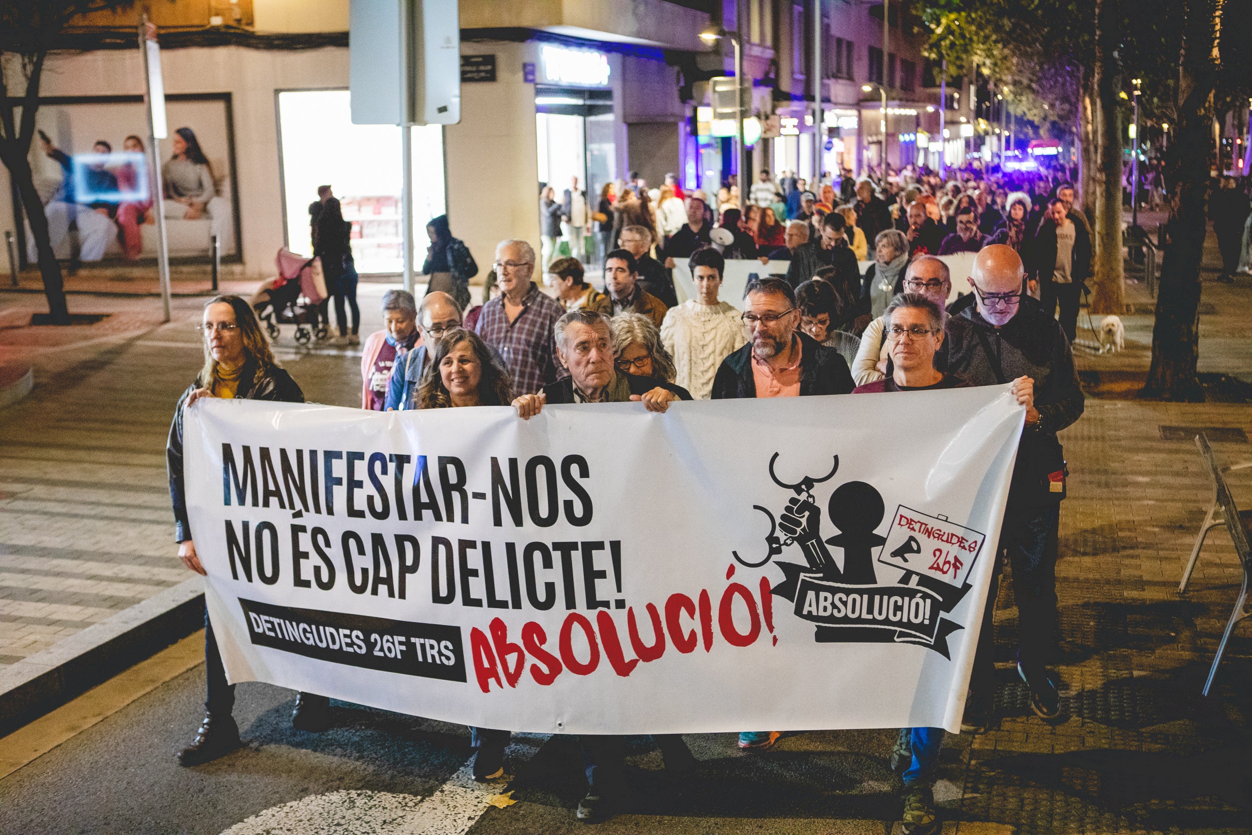 Manifestació de suport als joves encausats per les propostes per l’empresonament de Pablo Hasel a Terrassa. Aquest dimarts, comença el judici a tres terrassencs i un rubinenc que van ser detinguts el 26F de 2021. La Fiscalia els demana 3 anys de presó per cap i una multa de 5.400 euros. L’Ajuntament ha donat el seu suport als joves i els manifestants han demanat la seva absolució.