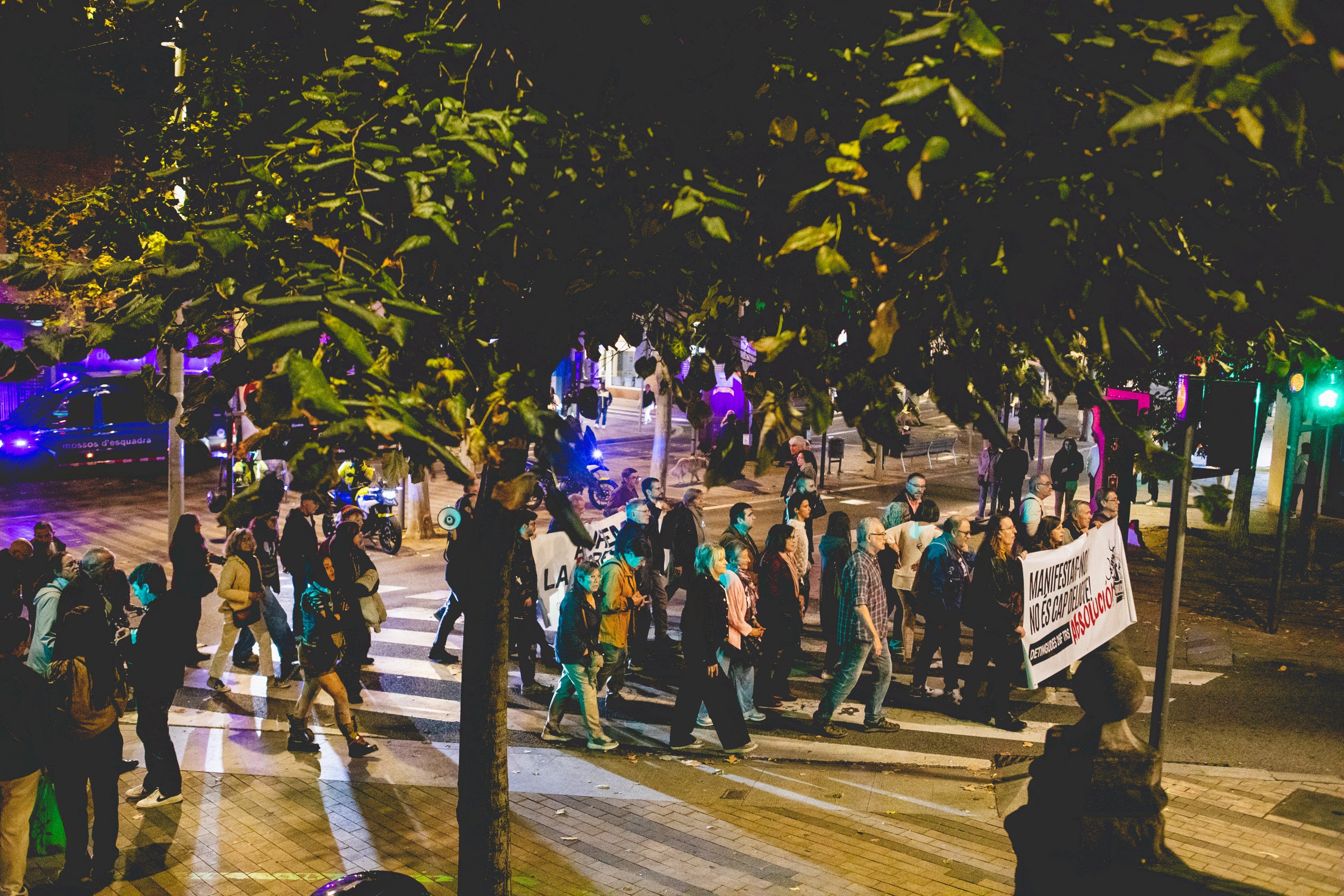 Manifestació de suport als joves encausats per les propostes per l’empresonament de Pablo Hasel a Terrassa. Aquest dimarts, comença el judici a tres terrassencs i un rubinenc que van ser detinguts el 26F de 2021. La Fiscalia els demana 3 anys de presó per cap i una multa de 5.400 euros. L’Ajuntament ha donat el seu suport als joves i els manifestants han demanat la seva absolució.