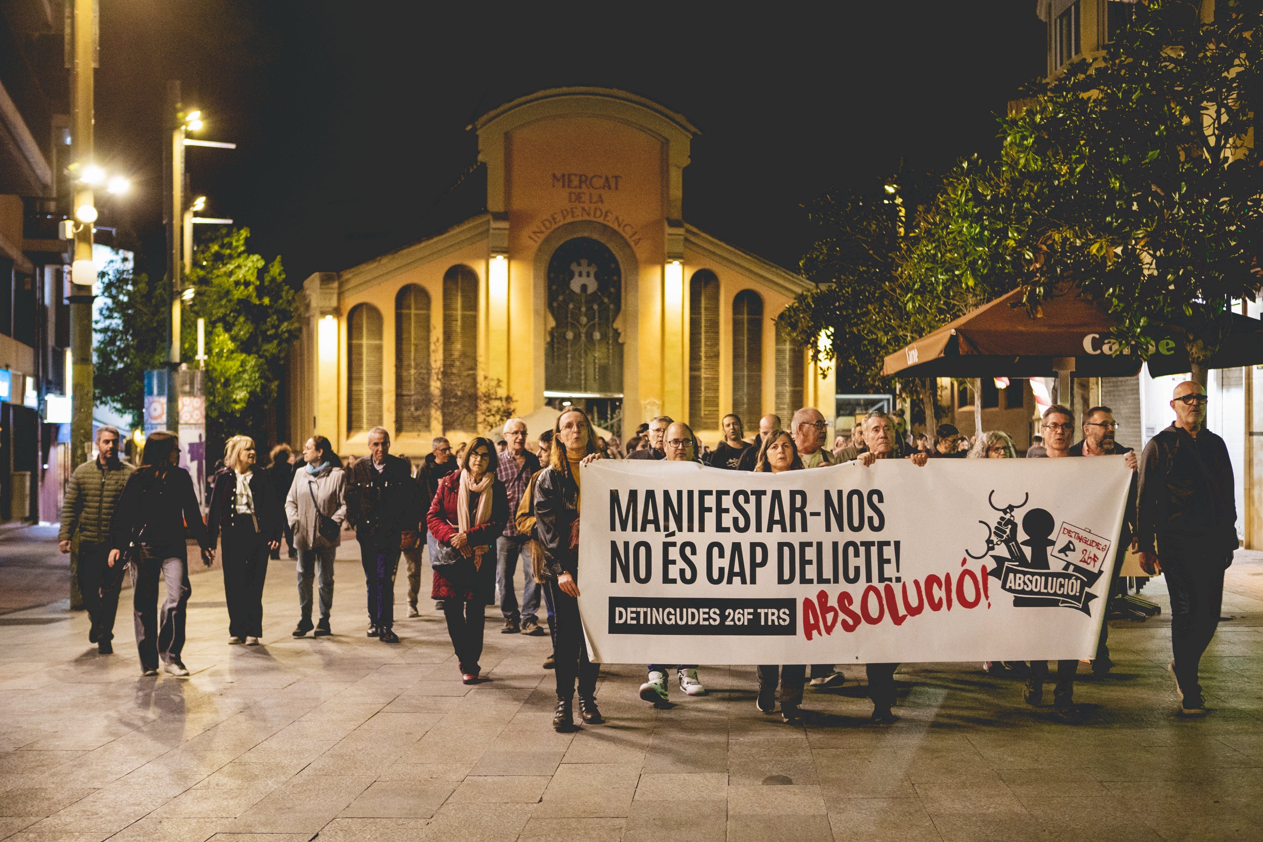 Manifestació de suport als joves encausats per les propostes per l’empresonament de Pablo Hasel a Terrassa. Aquest dimarts, comença el judici a tres terrassencs i un rubinenc que van ser detinguts el 26F de 2021. La Fiscalia els demana 3 anys de presó per cap i una multa de 5.400 euros. L’Ajuntament ha donat el seu suport als joves i els manifestants han demanat la seva absolució.