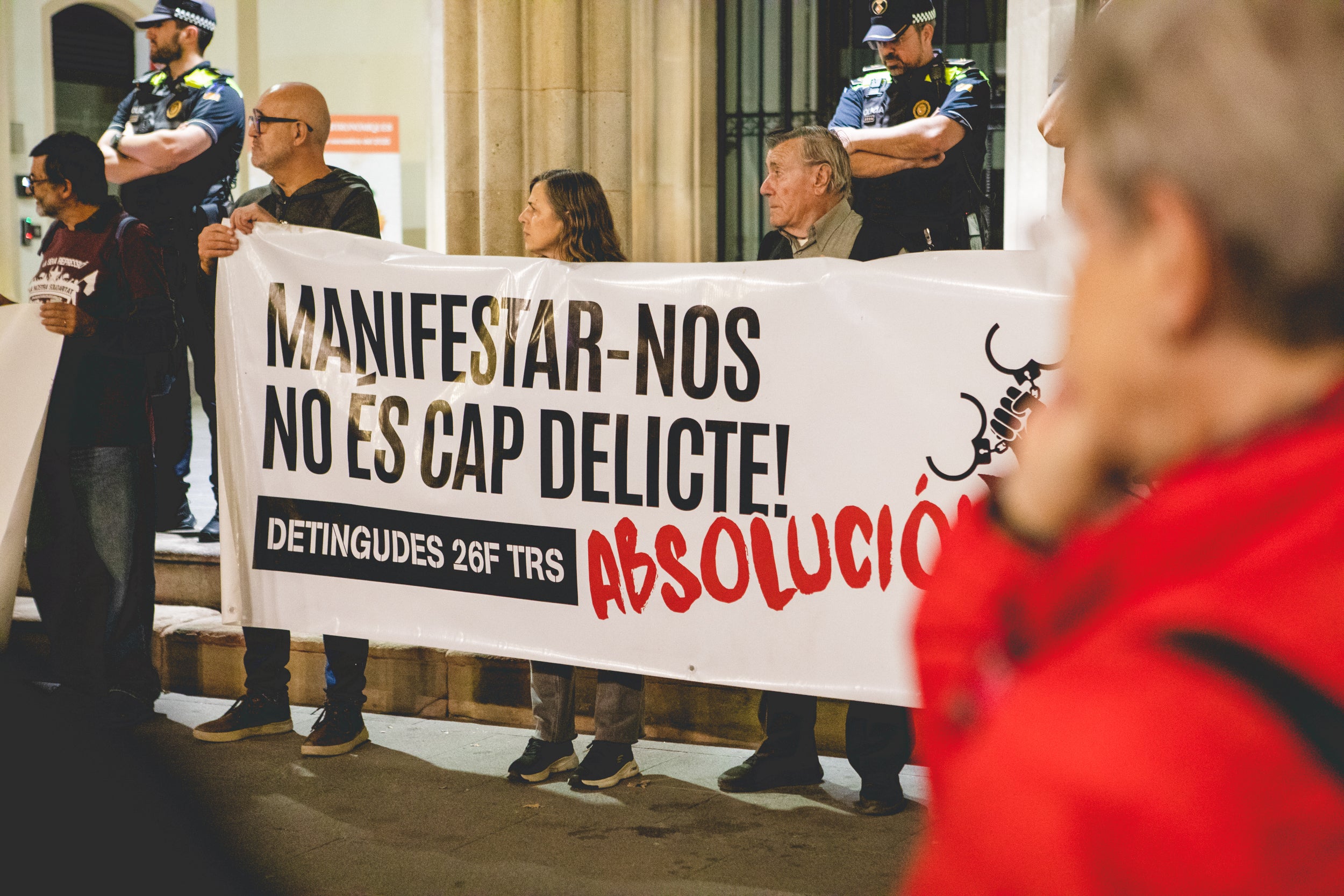 Manifestació de suport als joves encausats per les propostes per l’empresonament de Pablo Hasel a Terrassa. Aquest dimarts, comença el judici a tres terrassencs i un rubinenc que van ser detinguts el 26F de 2021. La Fiscalia els demana 3 anys de presó per cap i una multa de 5.400 euros. L’Ajuntament ha donat el seu suport als joves i els manifestants han demanat la seva absolució.