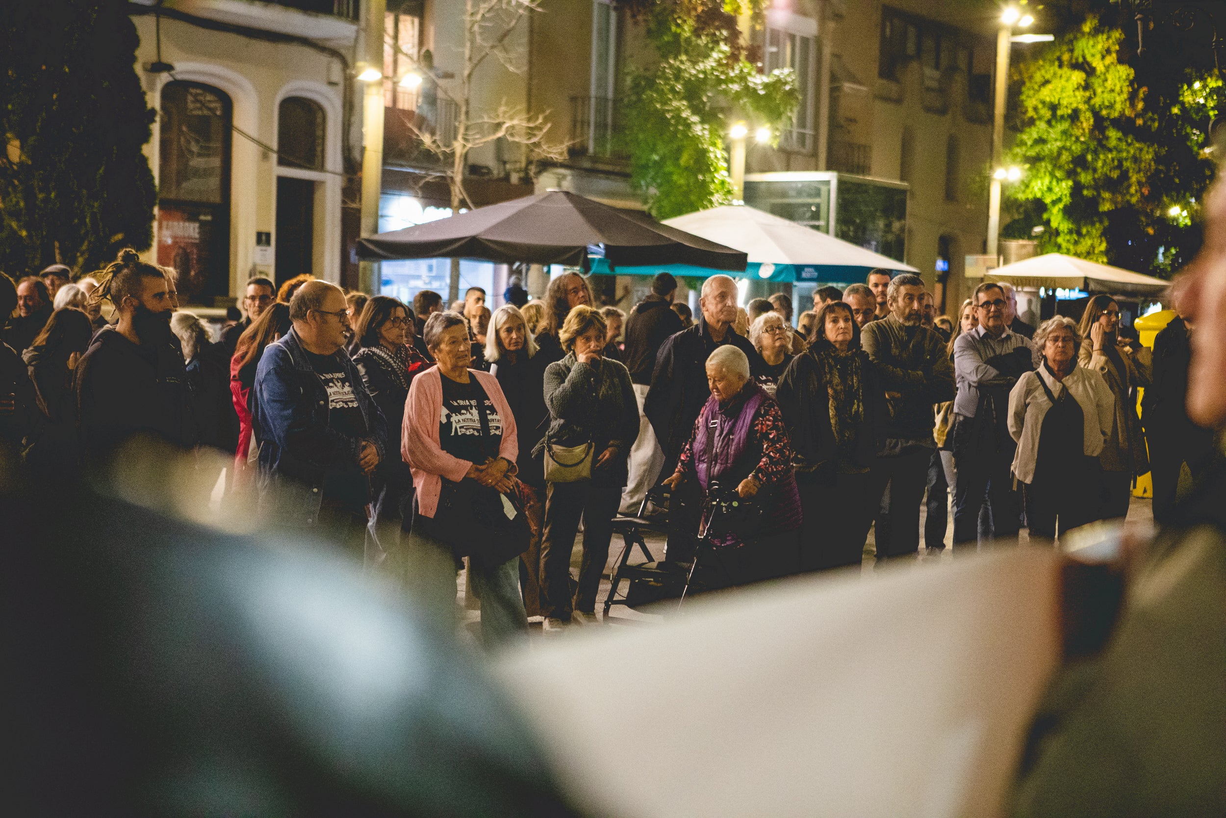 Manifestació de suport als joves encausats per les propostes per l’empresonament de Pablo Hasel a Terrassa. Aquest dimarts, comença el judici a tres terrassencs i un rubinenc que van ser detinguts el 26F de 2021. La Fiscalia els demana 3 anys de presó per cap i una multa de 5.400 euros. L’Ajuntament ha donat el seu suport als joves i els manifestants han demanat la seva absolució.