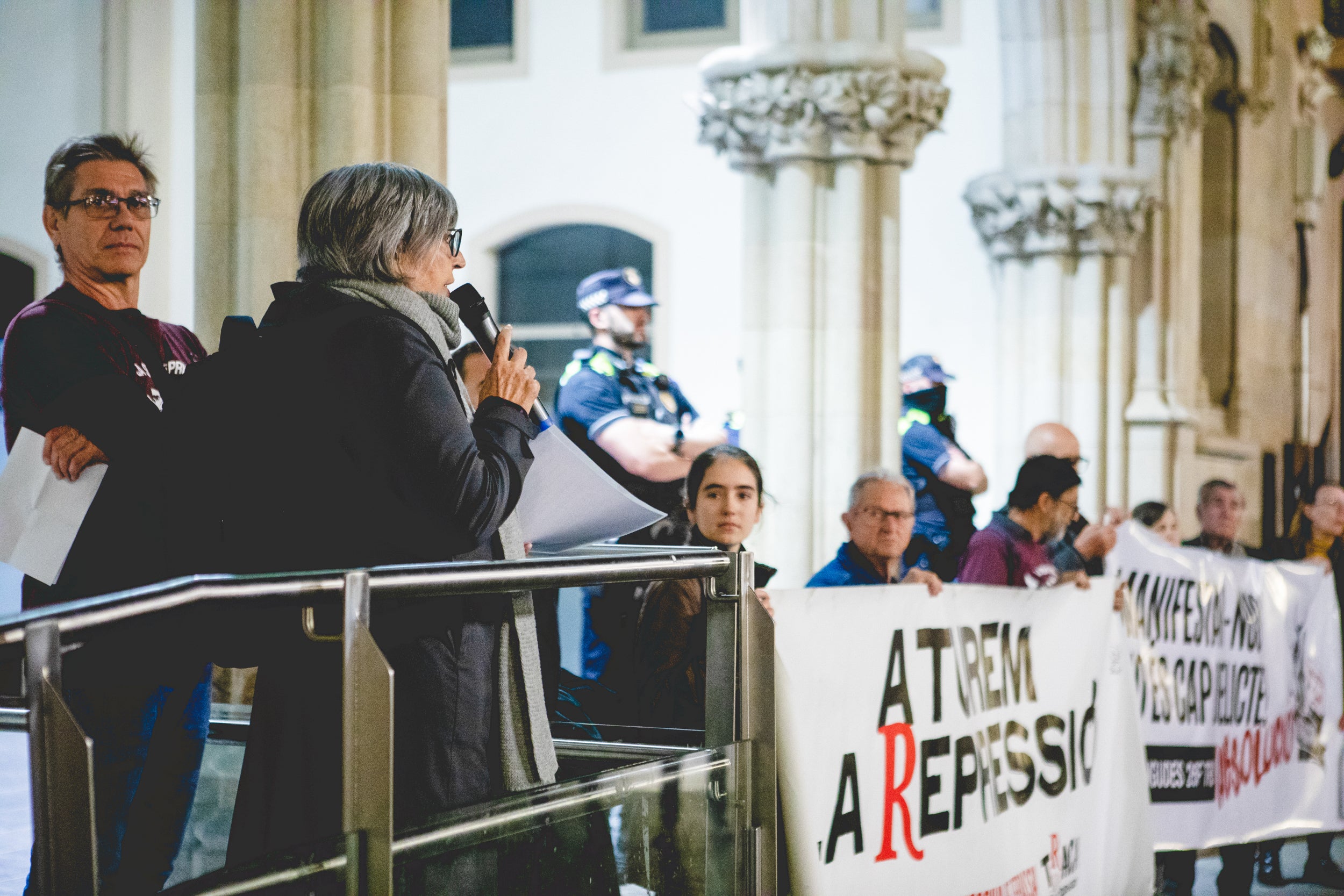 Manifestació de suport als joves encausats per les propostes per l’empresonament de Pablo Hasel a Terrassa. Aquest dimarts, comença el judici a tres terrassencs i un rubinenc que van ser detinguts el 26F de 2021. La Fiscalia els demana 3 anys de presó per cap i una multa de 5.400 euros. L’Ajuntament ha donat el seu suport als joves i els manifestants han demanat la seva absolució.